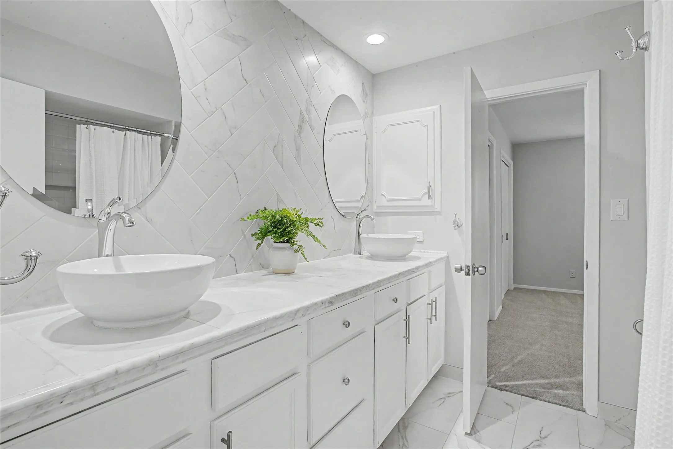 shared bathroom (bathroom 2)