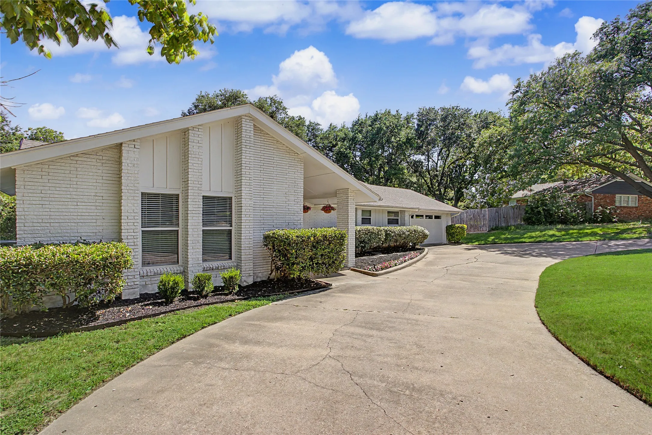 Single Family Residence For Sale in Tarrant County , 1921 Dakar Road E, Fort Worth, Texas 76116, 3 Bedroom, 2 Bathroom, 2 Garage spaces, 2,605 Sqft, built in 1962, mls#21317455, Real Estate Agent in Fort Worth, Homes For Sale in Tarrant county, Homes For Sale in Fort Worth, Realtor in Fort Worth Texas, Real Estate Brokerage Independent Realty Texas, Luminita Cordes Realtor