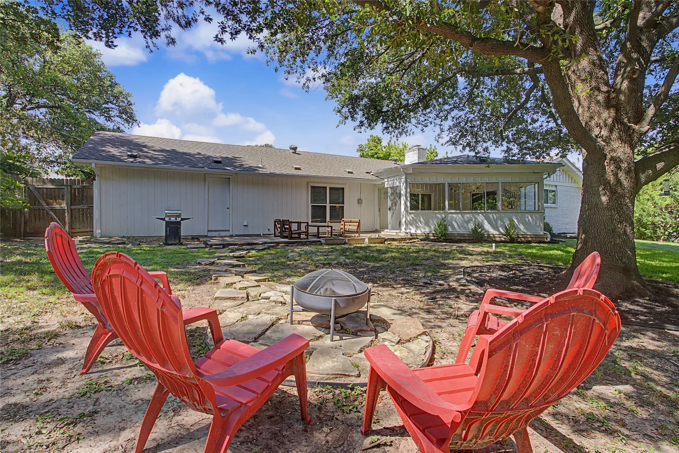Single Family Residence For Sale in Tarrant County , 1921 Dakar Road E, Fort Worth, Texas 76116, 3 Bedroom, 2 Bathroom, 2 Garage spaces, 2,605 Sqft, built in 1962, mls#21317455, Real Estate Agent in Fort Worth, Homes For Sale in Tarrant county, Homes For Sale in Fort Worth, Realtor in Fort Worth Texas, Real Estate Brokerage Independent Realty Texas, Luminita Cordes Realtor