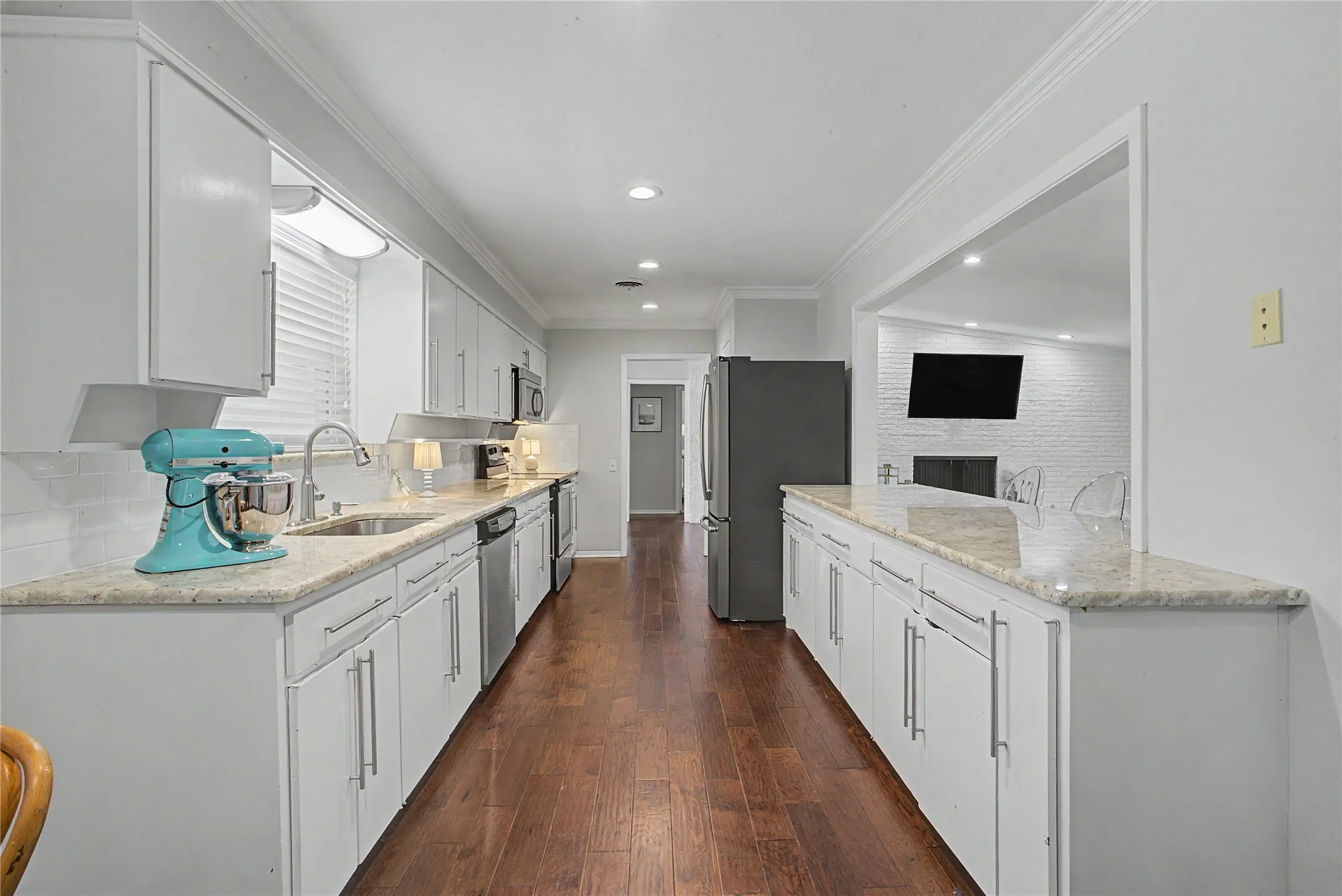 Single Family Residence For Sale in Tarrant County , 1921 Dakar Road E, Fort Worth, Texas 76116, 3 Bedroom, 2 Bathroom, 2 Garage spaces, 2,605 Sqft, built in 1962, mls#21317455, Real Estate Agent in Fort Worth, Homes For Sale in Tarrant county, Homes For Sale in Fort Worth, Realtor in Fort Worth Texas, Real Estate Brokerage Independent Realty Texas, Luminita Cordes Realtor