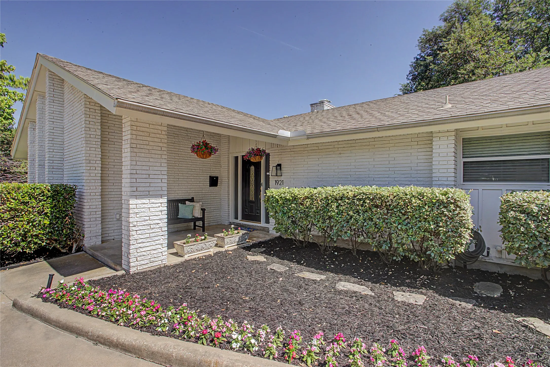 Single Family Residence For Sale in Tarrant County , 1921 Dakar Road E, Fort Worth, Texas 76116, 3 Bedroom, 2 Bathroom, 2 Garage spaces, 2,605 Sqft, built in 1962, mls#21317455, Real Estate Agent in Fort Worth, Homes For Sale in Tarrant county, Homes For Sale in Fort Worth, Realtor in Fort Worth Texas, Real Estate Brokerage Independent Realty Texas, Luminita Cordes Realtor