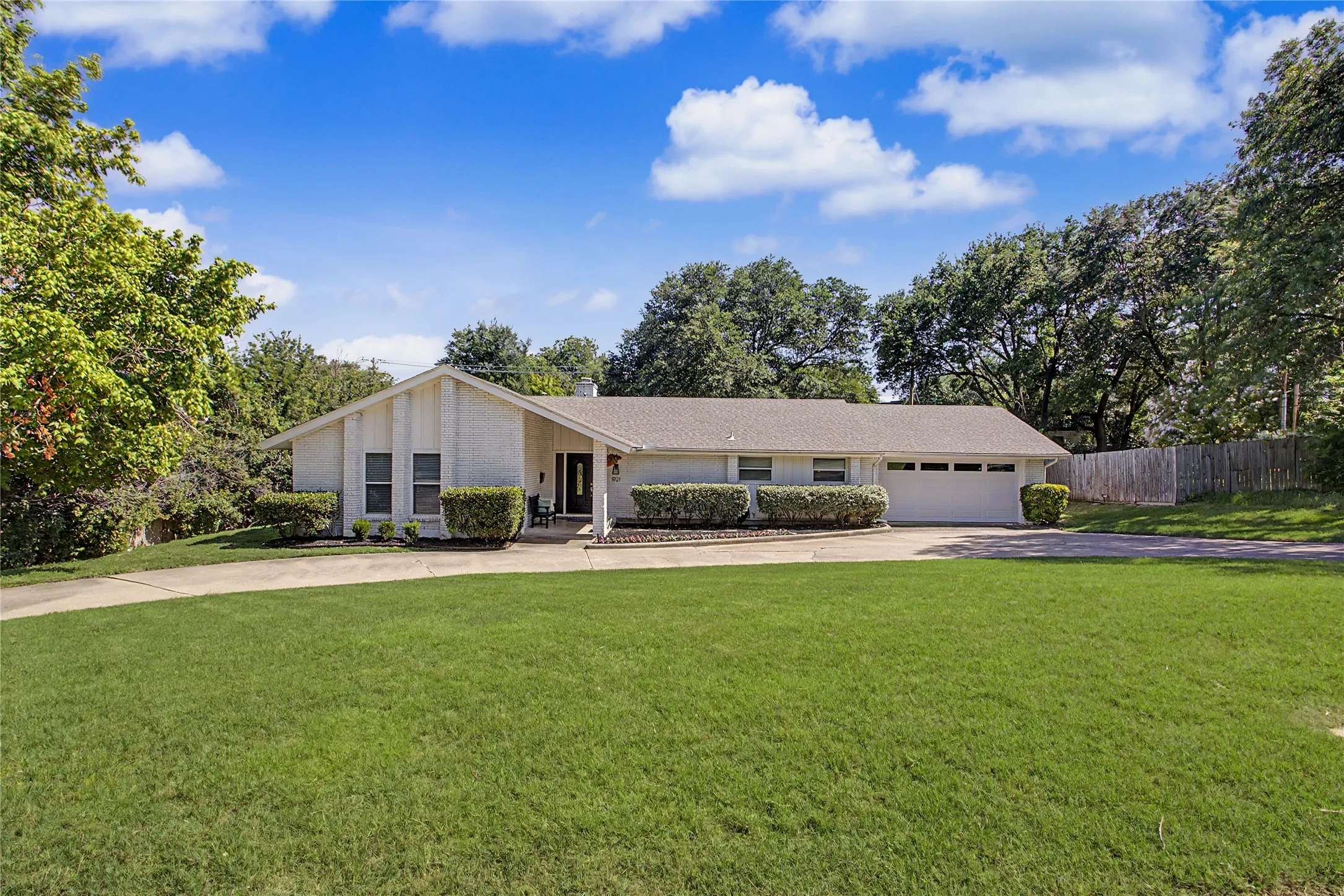 Single Family Residence For Sale in Tarrant County , 1921 Dakar Road E, Fort Worth, Texas 76116, 3 Bedroom, 2 Bathroom, 2 Garage spaces, 2,605 Sqft, built in 1962, mls#21317455, Real Estate Agent in Fort Worth, Homes For Sale in Tarrant county, Homes For Sale in Fort Worth, Realtor in Fort Worth Texas, Real Estate Brokerage Independent Realty Texas, Luminita Cordes Realtor