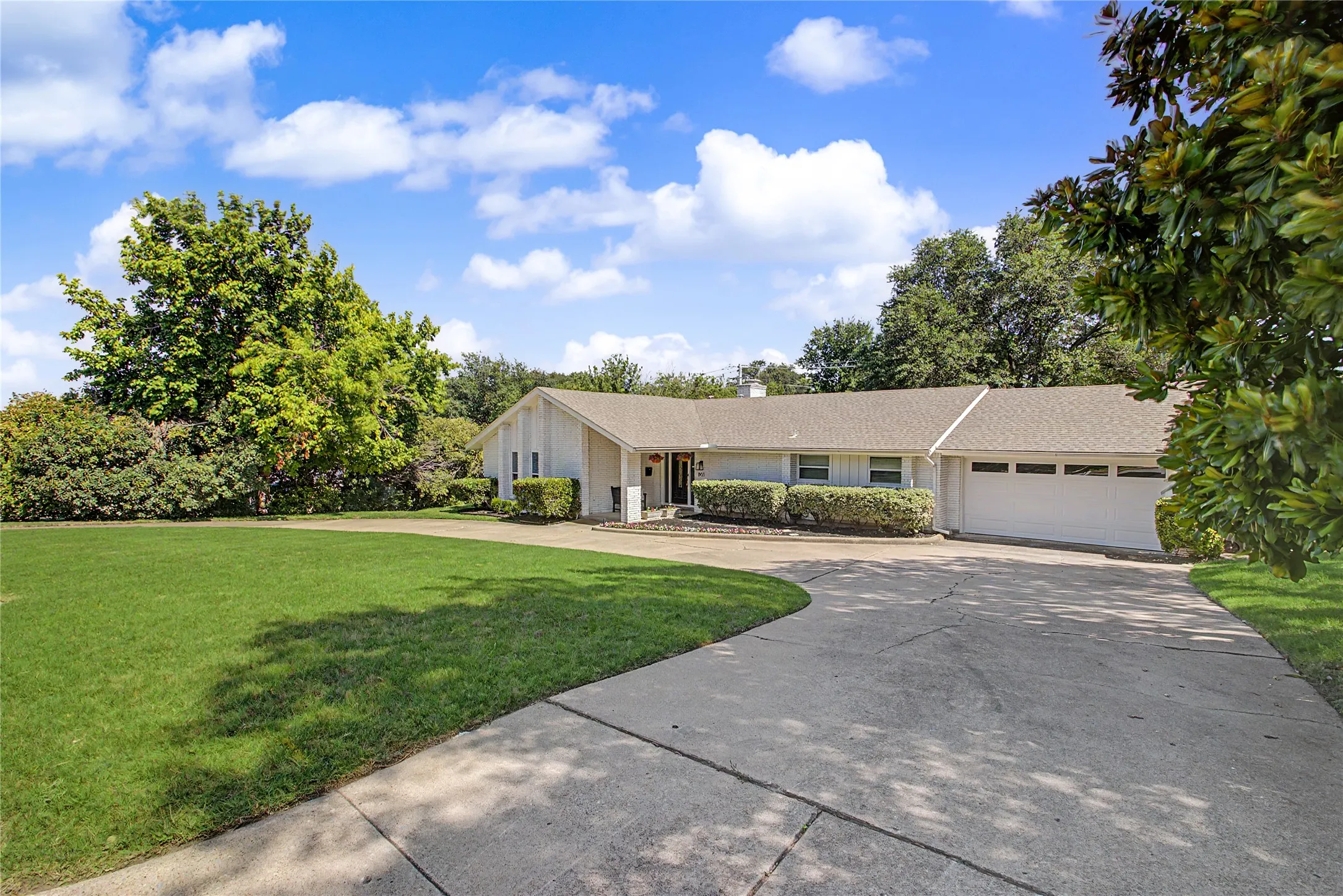 Single Family Residence For Sale in Tarrant County , 1921 Dakar Road E, Fort Worth, Texas 76116, 3 Bedroom, 2 Bathroom, 2 Garage spaces, 2,605 Sqft, built in 1962, mls#21317455, Real Estate Agent in Fort Worth, Homes For Sale in Tarrant county, Homes For Sale in Fort Worth, Realtor in Fort Worth Texas, Real Estate Brokerage Independent Realty Texas, Luminita Cordes Realtor