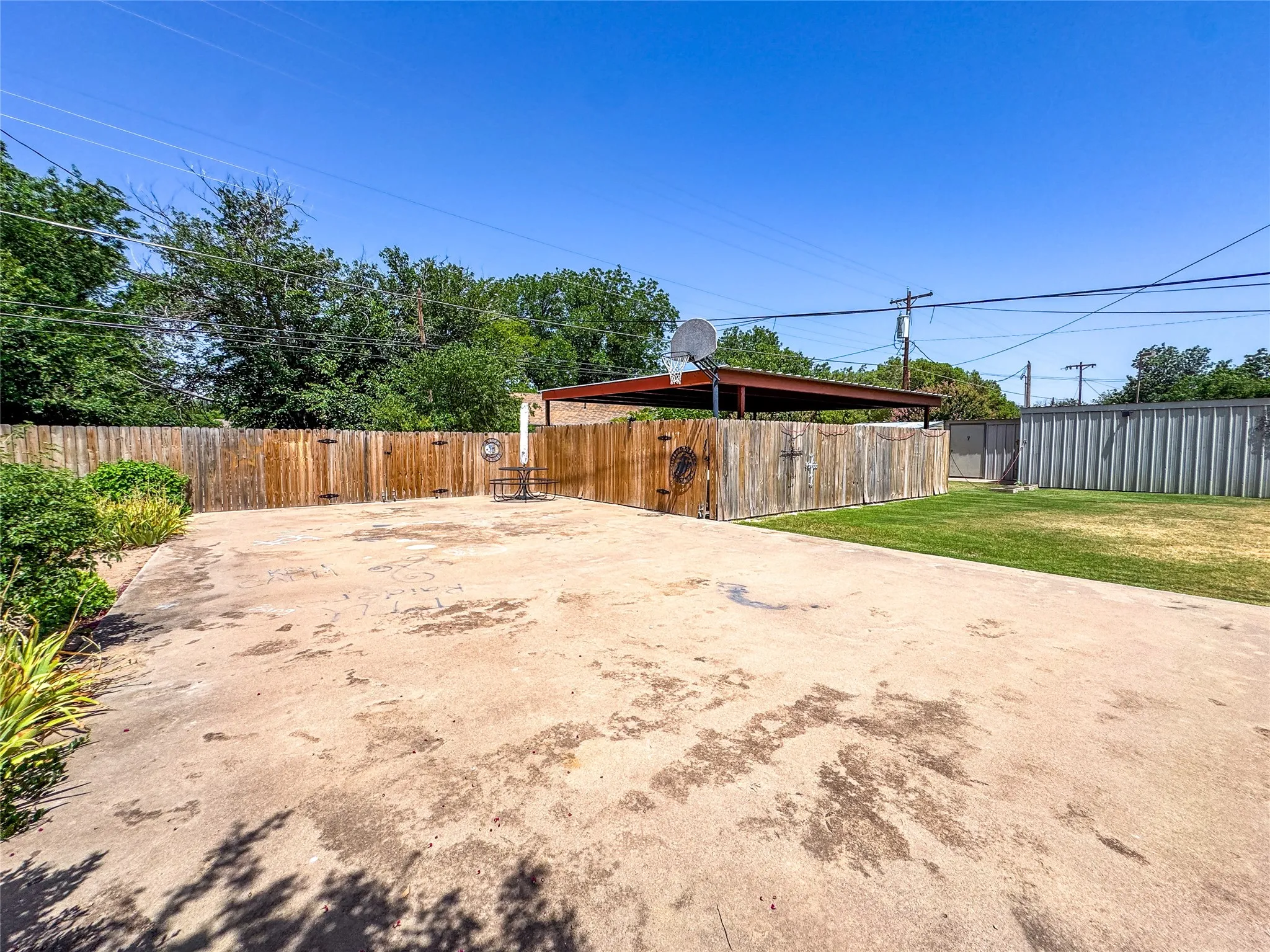 Apartment For Sale in Haskell County , 703 N Avenue E, Haskell, Texas 79521, 4 Bedroom, 4 Bathroom, 1 Garage spaces, 3,202 Sqft, built in 1963, mls#21312234, Real Estate Agent in Haskell, Homes For Sale in Haskell county, Homes For Sale in Haskell, Realtor in Haskell Texas, Real Estate Brokerage Independent Realty Texas, Luminita Cordes Realtor