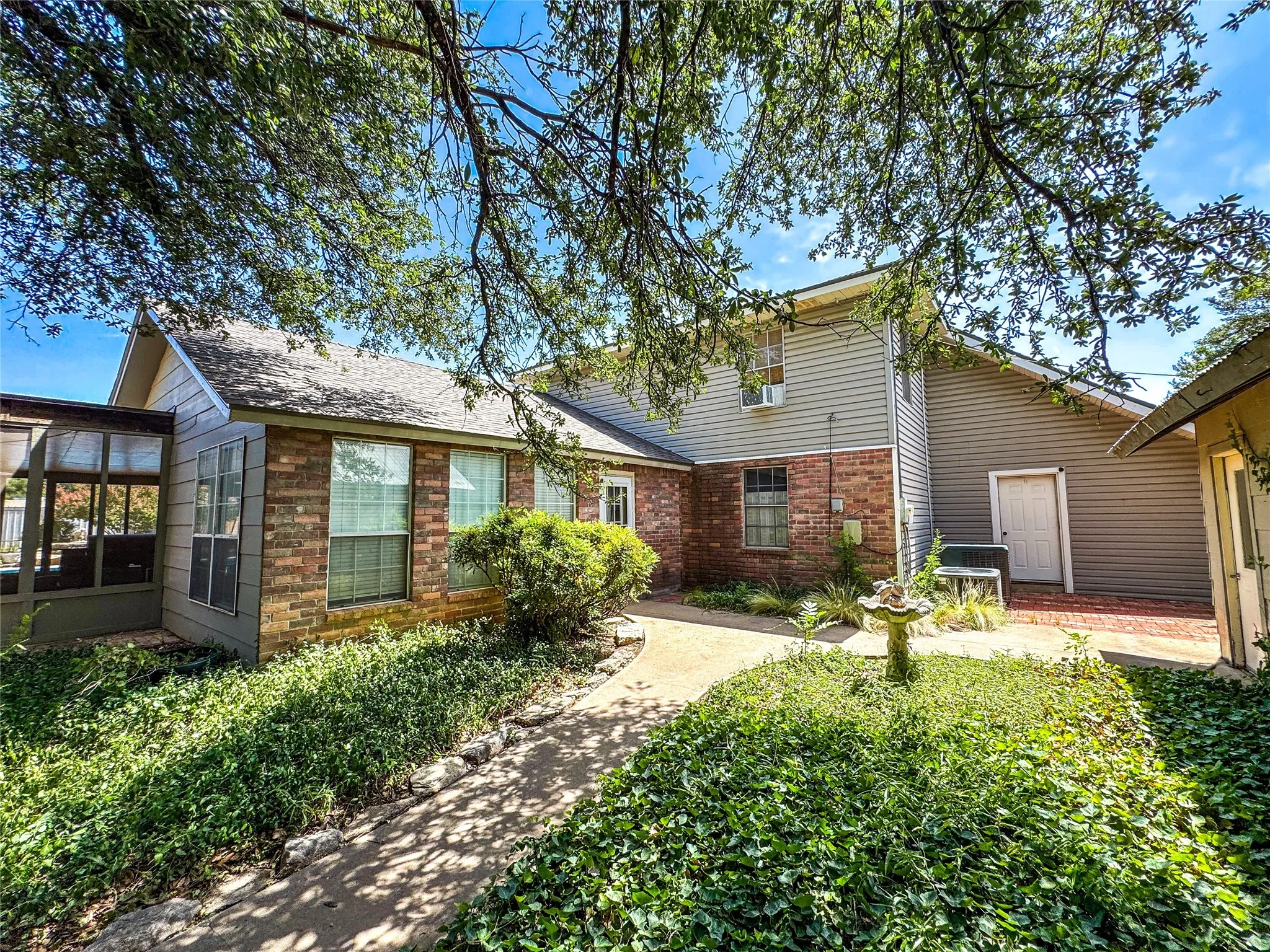 Apartment For Sale in Haskell County , 703 N Avenue E, Haskell, Texas 79521, 4 Bedroom, 4 Bathroom, 1 Garage spaces, 3,202 Sqft, built in 1963, mls#21312234, Real Estate Agent in Haskell, Homes For Sale in Haskell county, Homes For Sale in Haskell, Realtor in Haskell Texas, Real Estate Brokerage Independent Realty Texas, Luminita Cordes Realtor