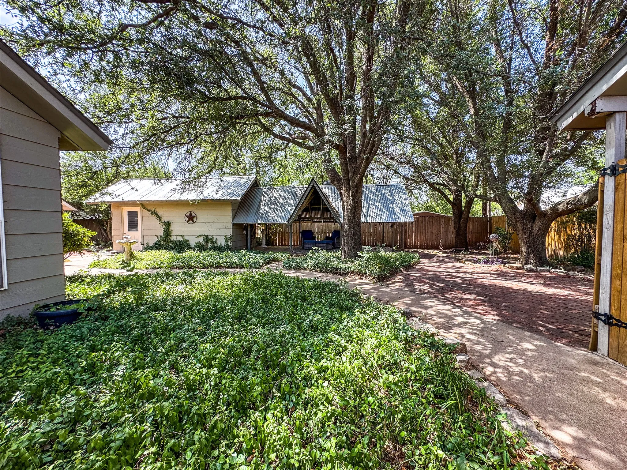 Apartment For Sale in Haskell County , 703 N Avenue E, Haskell, Texas 79521, 4 Bedroom, 4 Bathroom, 1 Garage spaces, 3,202 Sqft, built in 1963, mls#21312234, Real Estate Agent in Haskell, Homes For Sale in Haskell county, Homes For Sale in Haskell, Realtor in Haskell Texas, Real Estate Brokerage Independent Realty Texas, Luminita Cordes Realtor