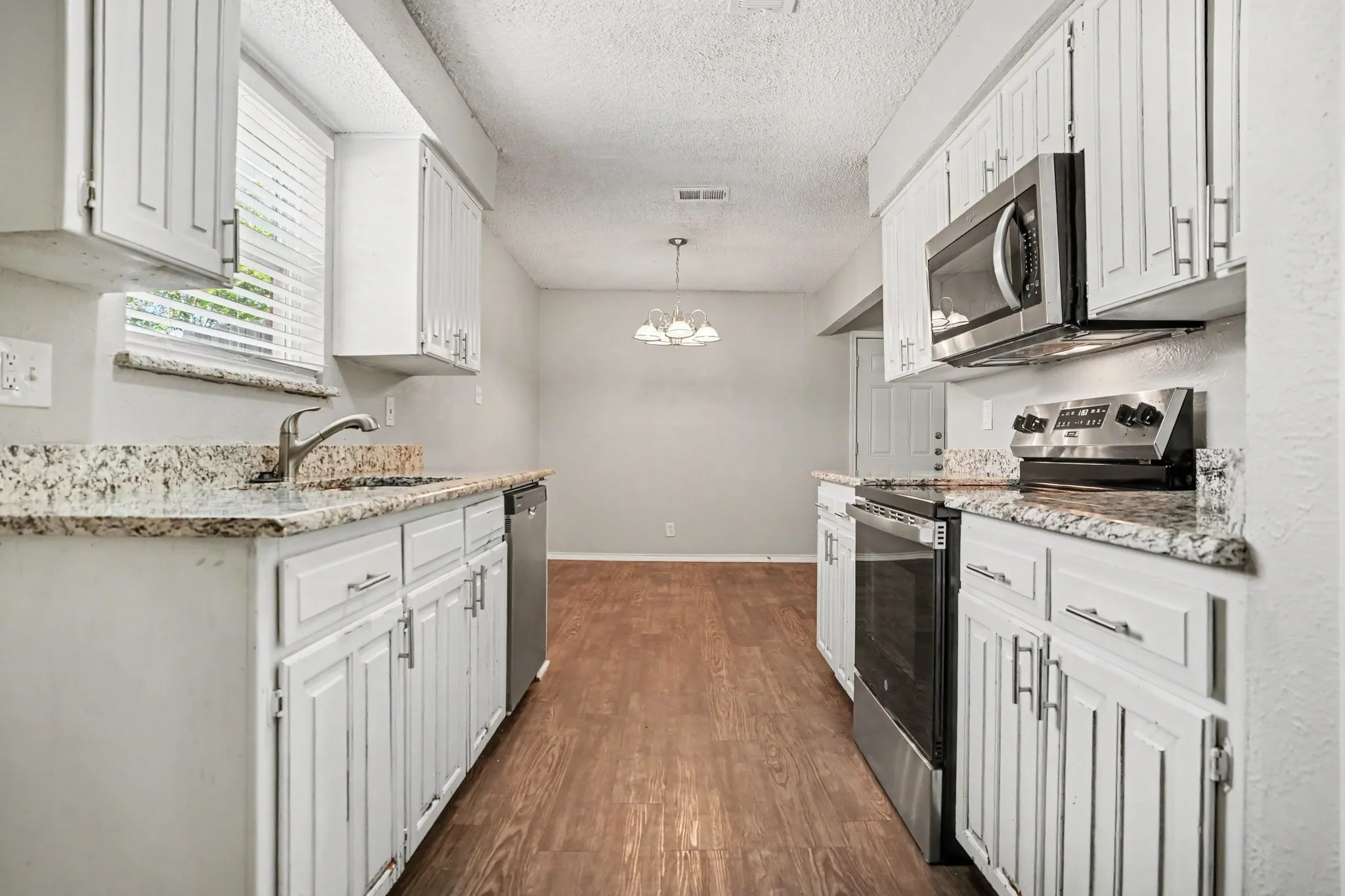 Eat-in kitchen