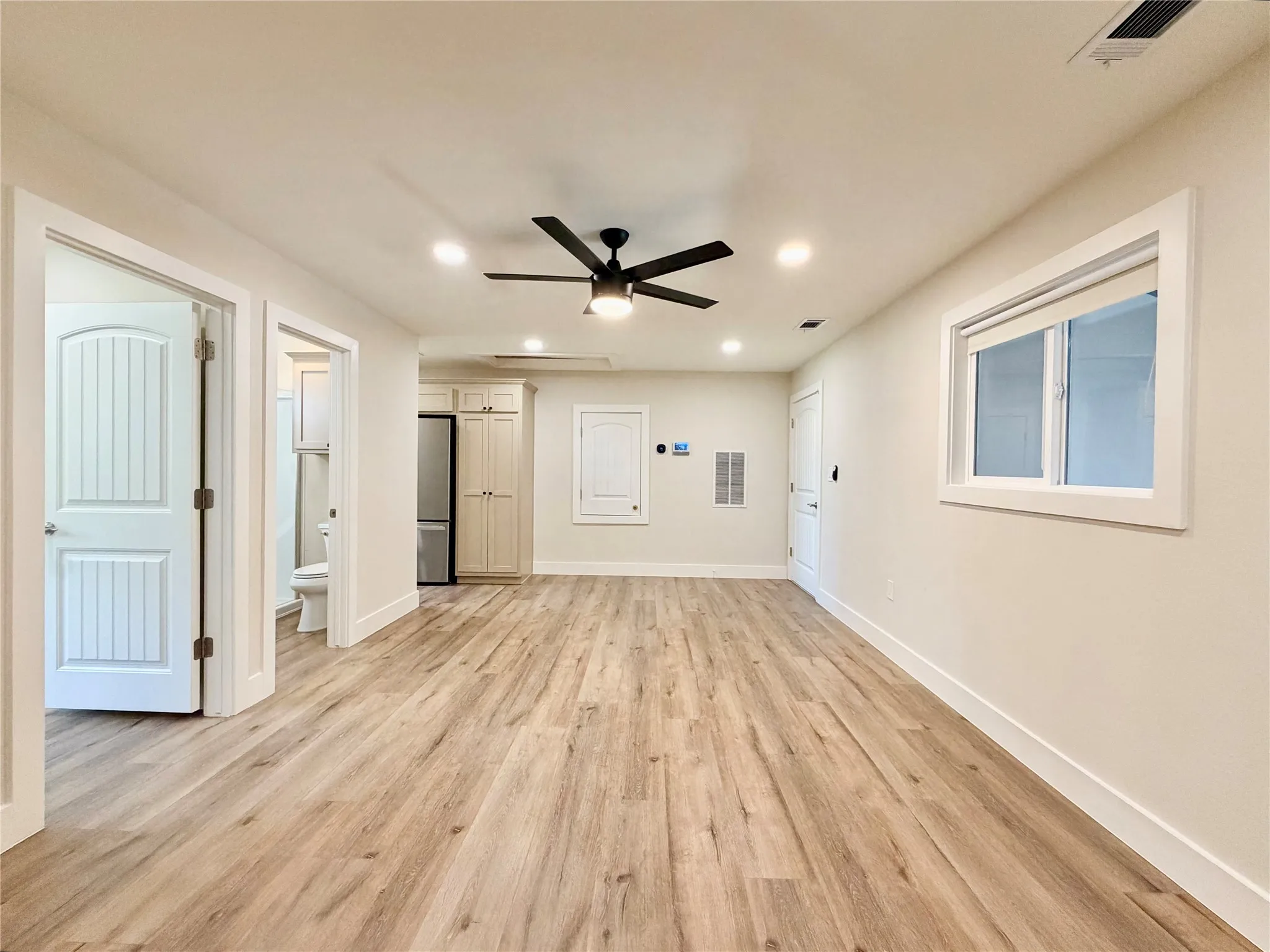 With a generous layout and great natural light, this versatile room offers plenty of space to set up your dream living area and a home office nook.