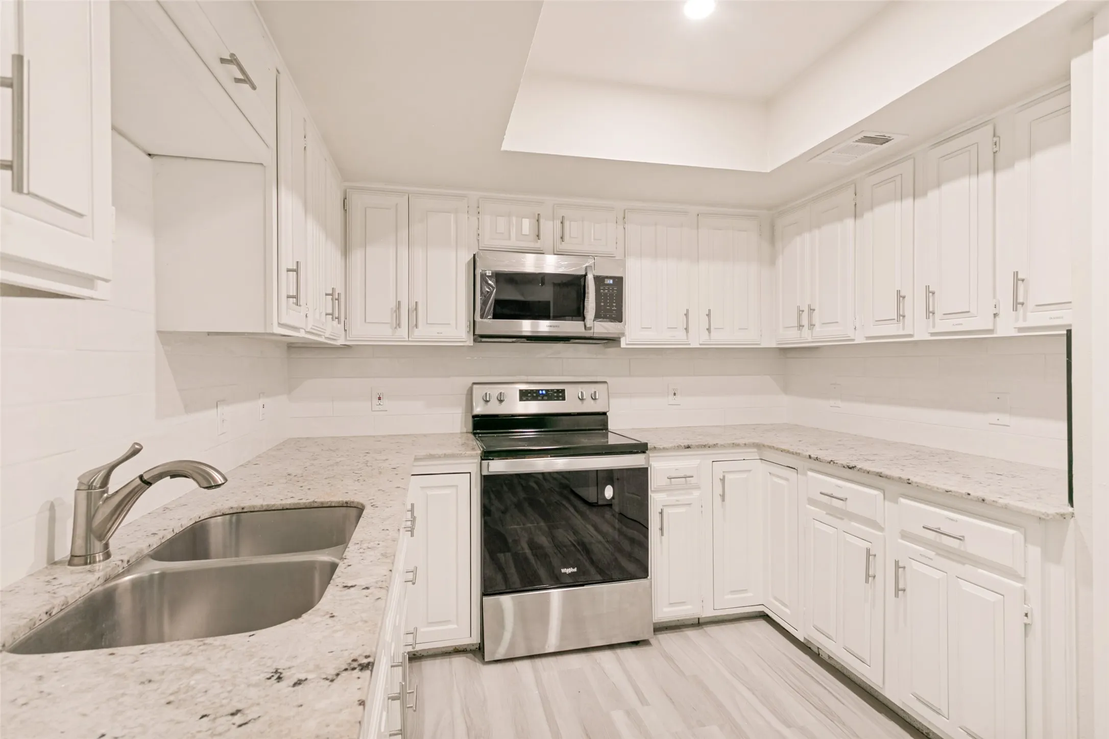 Single Family Residence For Sale in Denton County , 1302 Westwood Drive, Lewisville, Texas 75067, 4 Bedroom, 3 Bathroom, 2 Garage spaces, 2,078 Sqft, built in 1980, mls#21323534, Real Estate Agent in Lewisville, Homes For Sale in Denton county, Homes For Sale in Lewisville, Realtor in Lewisville Texas, Real Estate Brokerage Independent Realty Texas, Luminita Cordes Realtor
