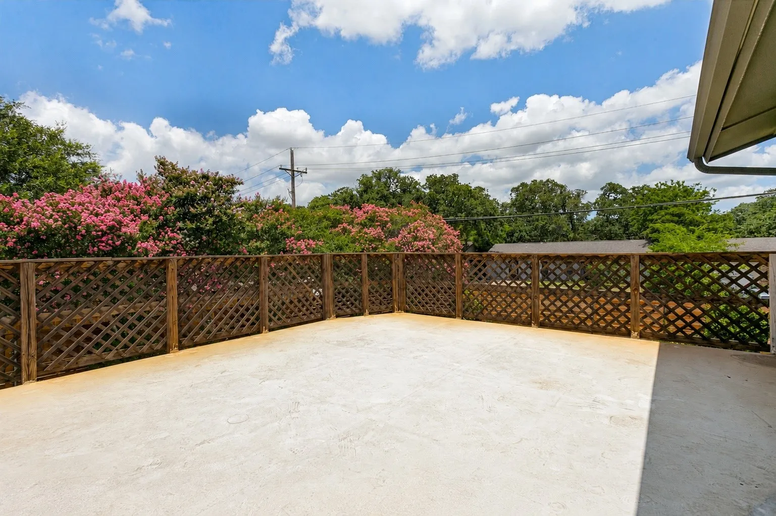 Single Family Residence For Sale in Denton County , 1302 Westwood Drive, Lewisville, Texas 75067, 4 Bedroom, 3 Bathroom, 2 Garage spaces, 2,078 Sqft, built in 1980, mls#21323534, Real Estate Agent in Lewisville, Homes For Sale in Denton county, Homes For Sale in Lewisville, Realtor in Lewisville Texas, Real Estate Brokerage Independent Realty Texas, Luminita Cordes Realtor