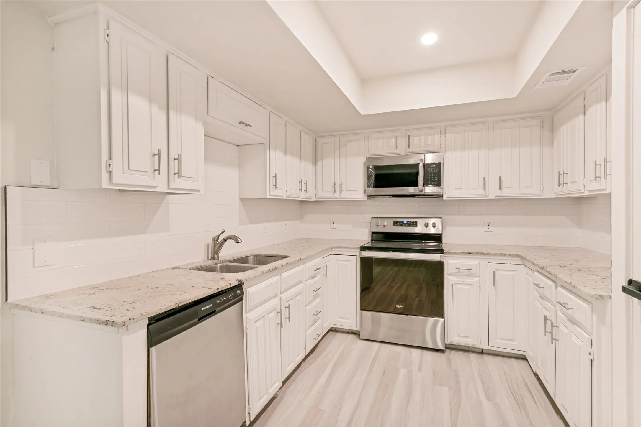 Single Family Residence For Sale in Denton County , 1302 Westwood Drive, Lewisville, Texas 75067, 4 Bedroom, 3 Bathroom, 2 Garage spaces, 2,078 Sqft, built in 1980, mls#21323534, Real Estate Agent in Lewisville, Homes For Sale in Denton county, Homes For Sale in Lewisville, Realtor in Lewisville Texas, Real Estate Brokerage Independent Realty Texas, Luminita Cordes Realtor
