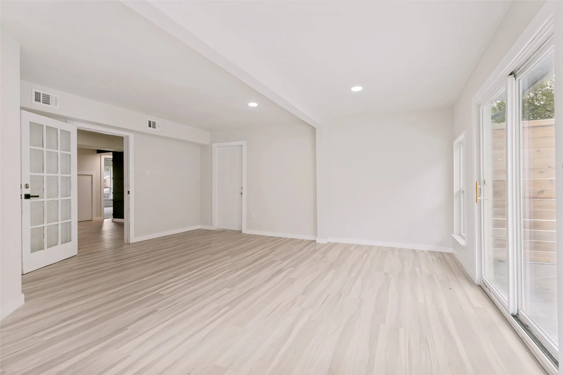 Single Family Residence For Sale in Denton County , 1302 Westwood Drive, Lewisville, Texas 75067, 4 Bedroom, 3 Bathroom, 2 Garage spaces, 2,078 Sqft, built in 1980, mls#21323534, Real Estate Agent in Lewisville, Homes For Sale in Denton county, Homes For Sale in Lewisville, Realtor in Lewisville Texas, Real Estate Brokerage Independent Realty Texas, Luminita Cordes Realtor