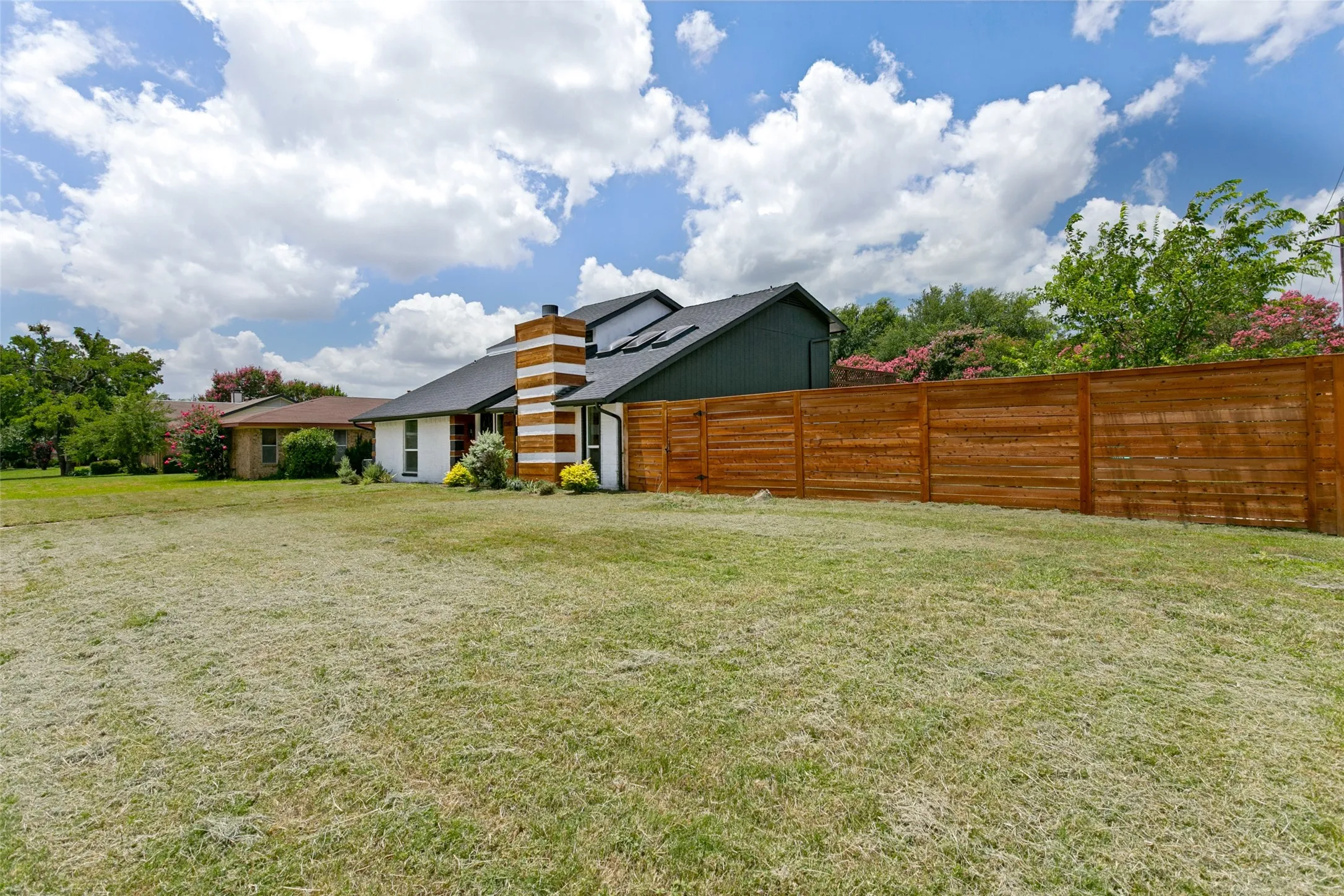Single Family Residence For Sale in Denton County , 1302 Westwood Drive, Lewisville, Texas 75067, 4 Bedroom, 3 Bathroom, 2 Garage spaces, 2,078 Sqft, built in 1980, mls#21323534, Real Estate Agent in Lewisville, Homes For Sale in Denton county, Homes For Sale in Lewisville, Realtor in Lewisville Texas, Real Estate Brokerage Independent Realty Texas, Luminita Cordes Realtor