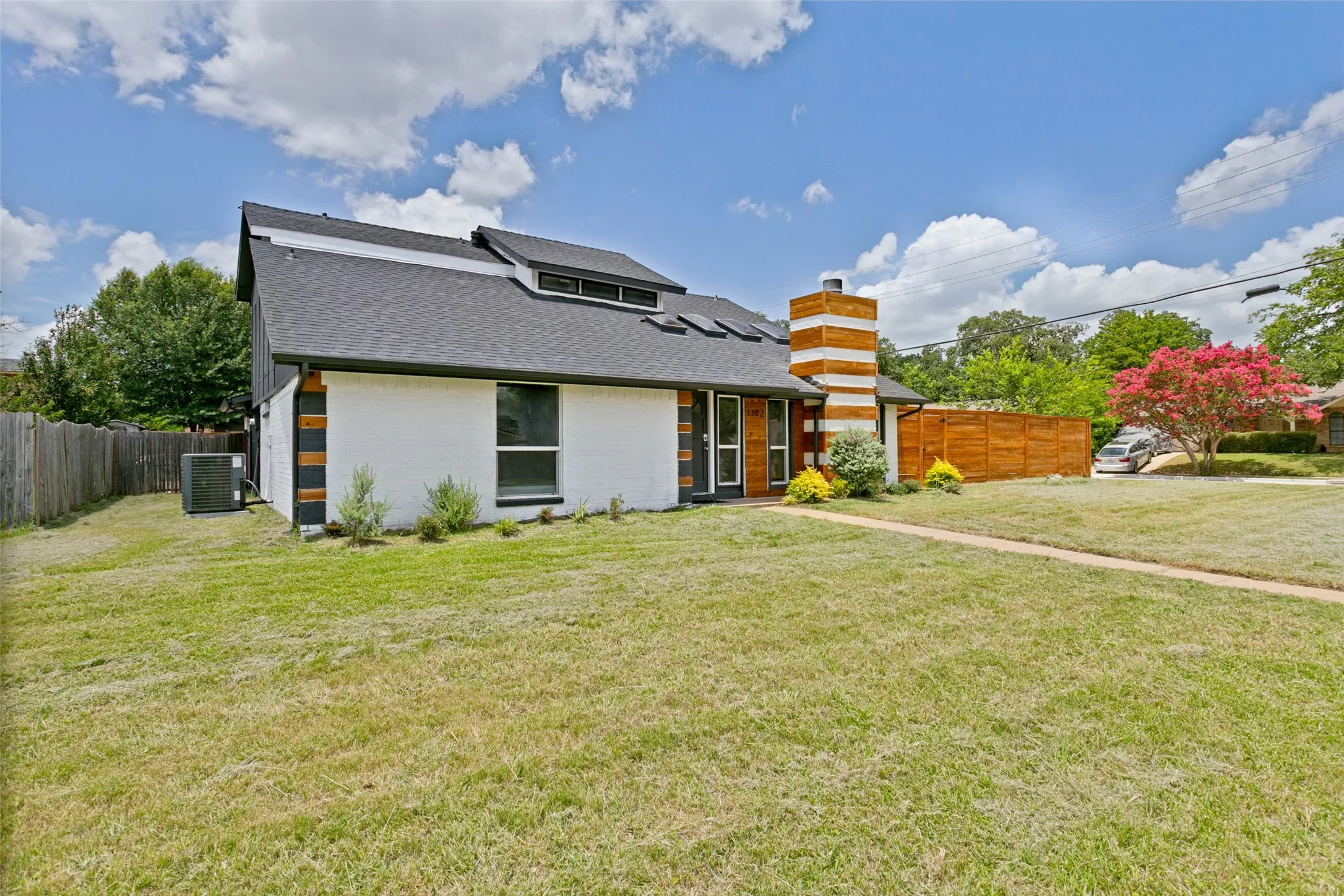 Single Family Residence For Sale in Denton County , 1302 Westwood Drive, Lewisville, Texas 75067, 4 Bedroom, 3 Bathroom, 2 Garage spaces, 2,078 Sqft, built in 1980, mls#21323534, Real Estate Agent in Lewisville, Homes For Sale in Denton county, Homes For Sale in Lewisville, Realtor in Lewisville Texas, Real Estate Brokerage Independent Realty Texas, Luminita Cordes Realtor
