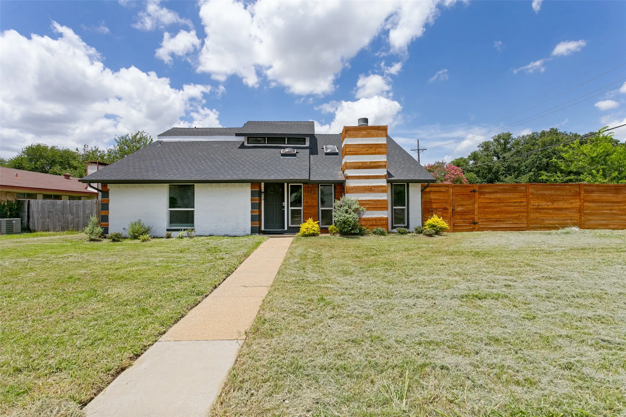 Single Family Residence For Sale in Denton County , 1302 Westwood Drive, Lewisville, Texas 75067, 4 Bedroom, 3 Bathroom, 2 Garage spaces, 2,078 Sqft, built in 1980, mls#21323534, Real Estate Agent in Lewisville, Homes For Sale in Denton county, Homes For Sale in Lewisville, Realtor in Lewisville Texas, Real Estate Brokerage Independent Realty Texas, Luminita Cordes Realtor