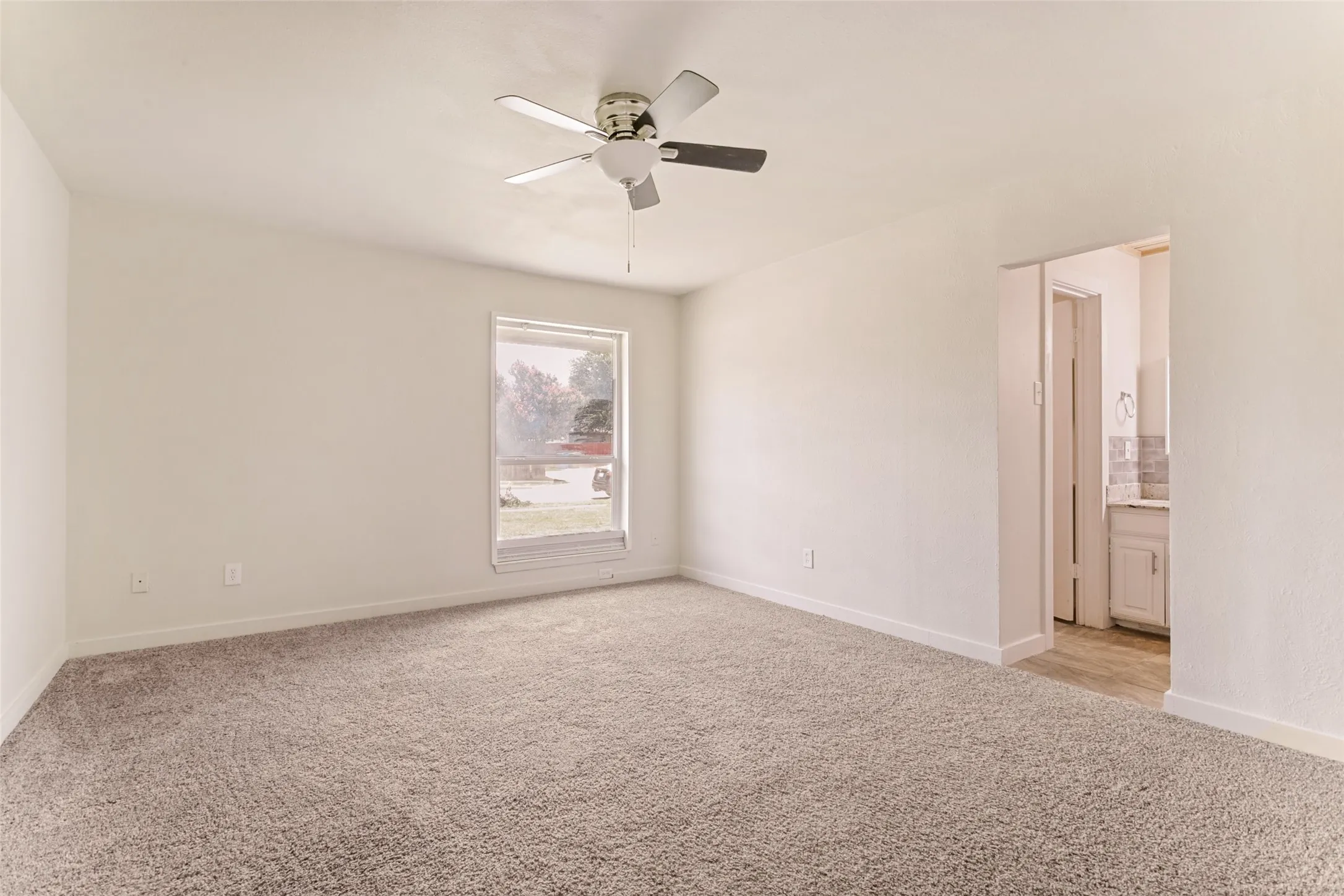 Single Family Residence For Sale in Denton County , 1302 Westwood Drive, Lewisville, Texas 75067, 4 Bedroom, 3 Bathroom, 2 Garage spaces, 2,078 Sqft, built in 1980, mls#21323534, Real Estate Agent in Lewisville, Homes For Sale in Denton county, Homes For Sale in Lewisville, Realtor in Lewisville Texas, Real Estate Brokerage Independent Realty Texas, Luminita Cordes Realtor