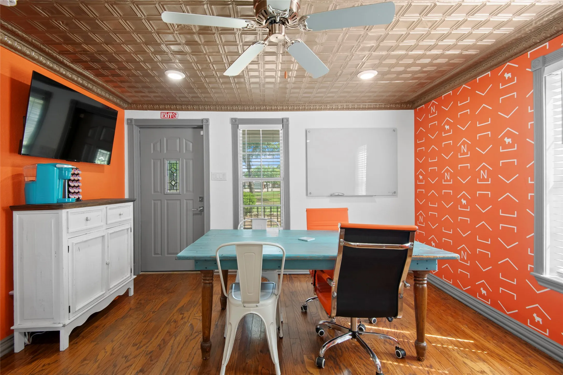 This versatile space features rich hardwood flooring, a decorative ceiling, and walls with contrasting colors.