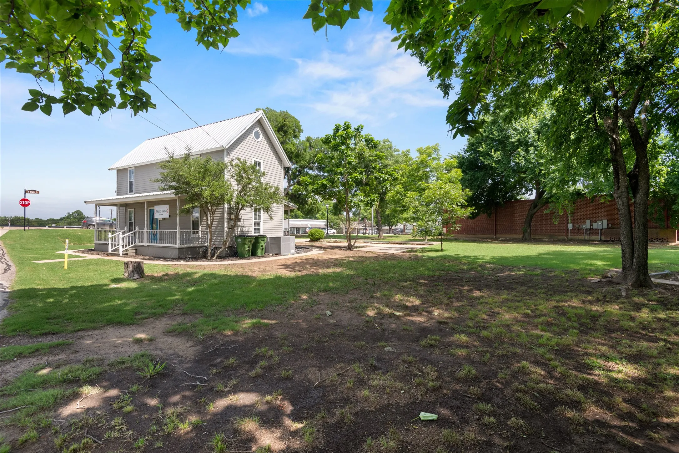 Large space for outdoor events, 3 parking spaces.