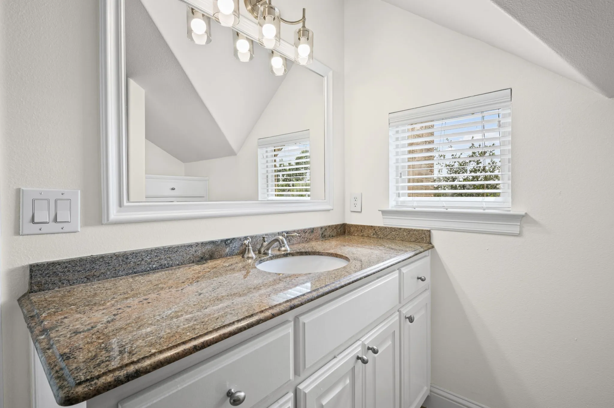 Townhouse For Rent in Dallas County , 4144 Grassmere Lane 4, University Park, Texas 75205, 4 Bedroom, 4 Bathroom, 2 Garage spaces, 2,350 Sqft, built in 2007, mls#21323738, Real Estate Agent in University Park, Homes For Rent in Dallas county, Homes For Rent in University Park, Realtor in University Park Texas, Real Estate Brokerage Independent Realty Texas, Luminita Cordes Realtor