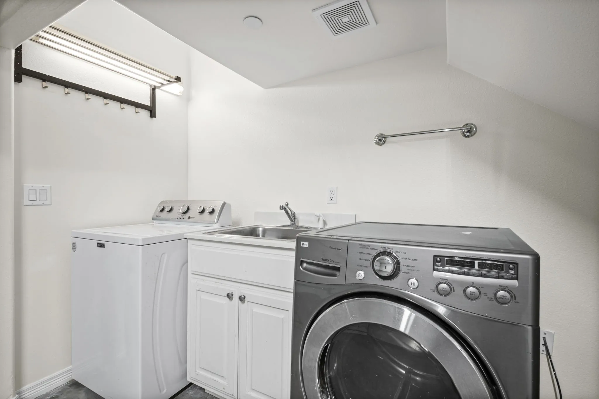 Townhouse For Rent in Dallas County , 4144 Grassmere Lane 4, University Park, Texas 75205, 4 Bedroom, 4 Bathroom, 2 Garage spaces, 2,350 Sqft, built in 2007, mls#21323738, Real Estate Agent in University Park, Homes For Rent in Dallas county, Homes For Rent in University Park, Realtor in University Park Texas, Real Estate Brokerage Independent Realty Texas, Luminita Cordes Realtor