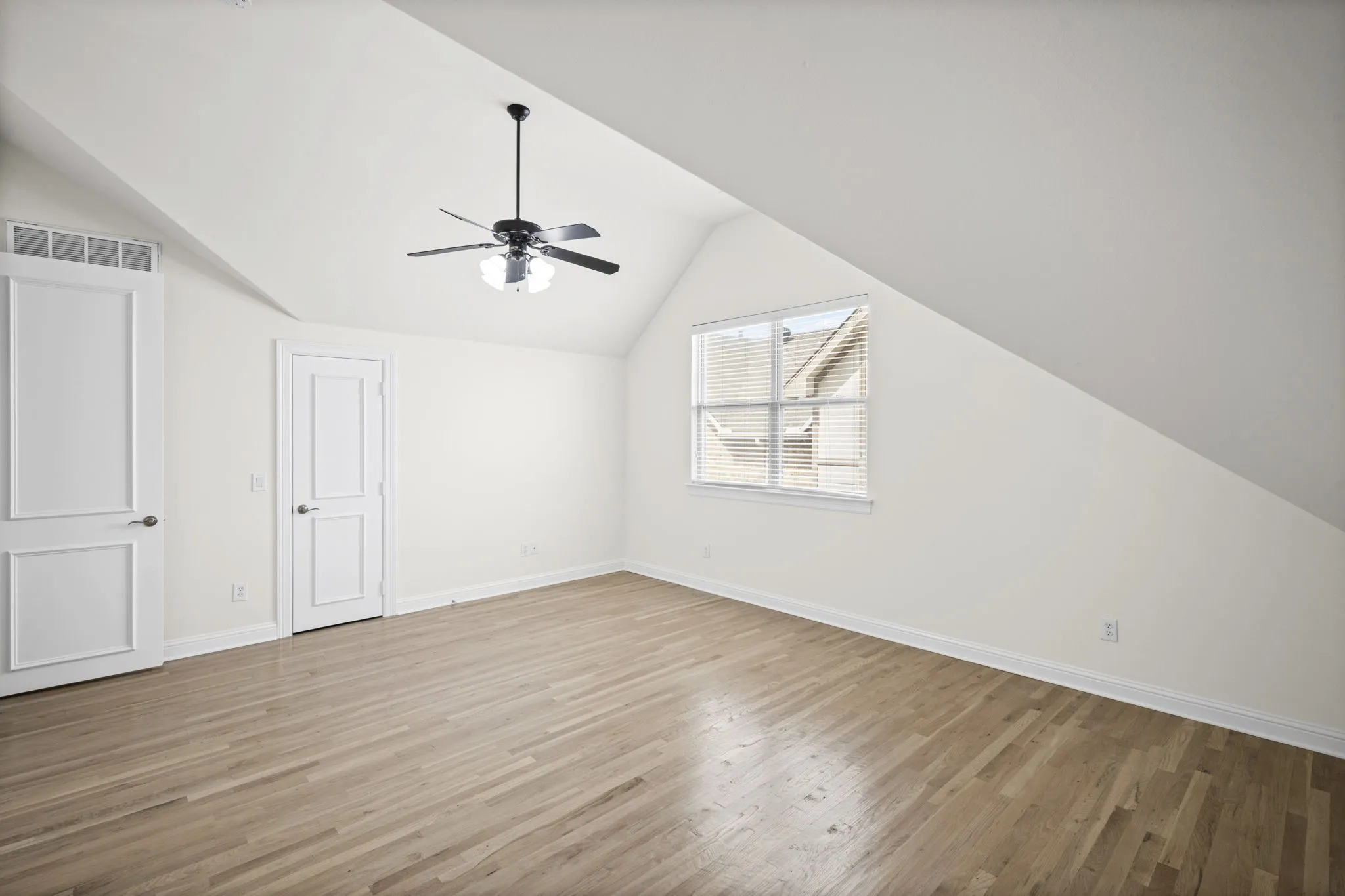 Townhouse For Rent in Dallas County , 4144 Grassmere Lane 4, University Park, Texas 75205, 4 Bedroom, 4 Bathroom, 2 Garage spaces, 2,350 Sqft, built in 2007, mls#21323738, Real Estate Agent in University Park, Homes For Rent in Dallas county, Homes For Rent in University Park, Realtor in University Park Texas, Real Estate Brokerage Independent Realty Texas, Luminita Cordes Realtor