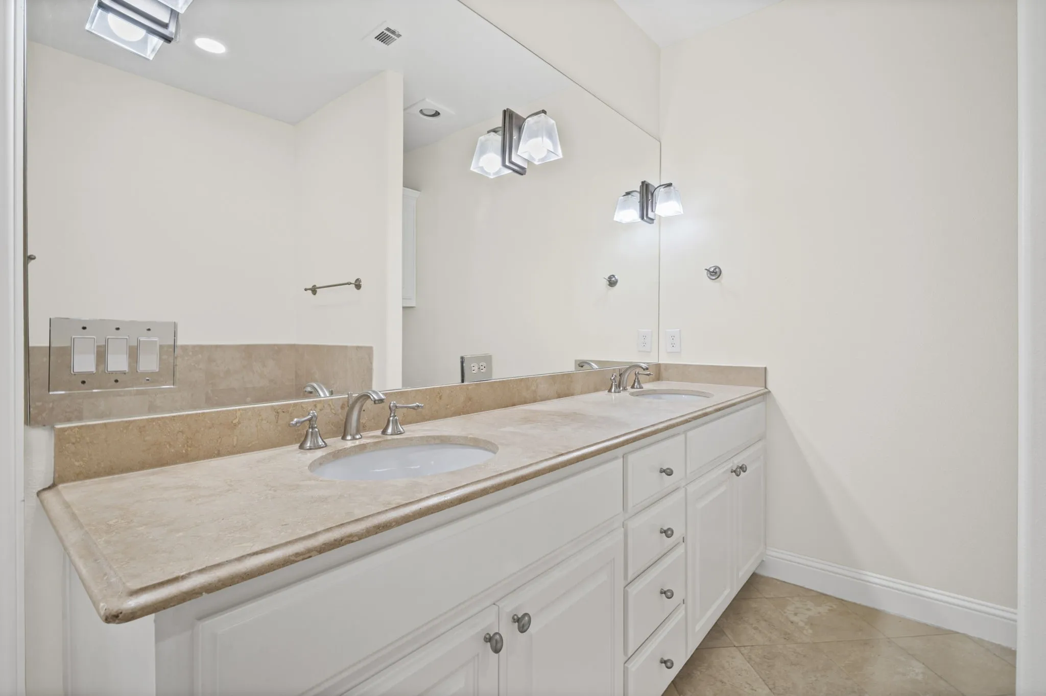 Townhouse For Rent in Dallas County , 4144 Grassmere Lane 4, University Park, Texas 75205, 4 Bedroom, 4 Bathroom, 2 Garage spaces, 2,350 Sqft, built in 2007, mls#21323738, Real Estate Agent in University Park, Homes For Rent in Dallas county, Homes For Rent in University Park, Realtor in University Park Texas, Real Estate Brokerage Independent Realty Texas, Luminita Cordes Realtor
