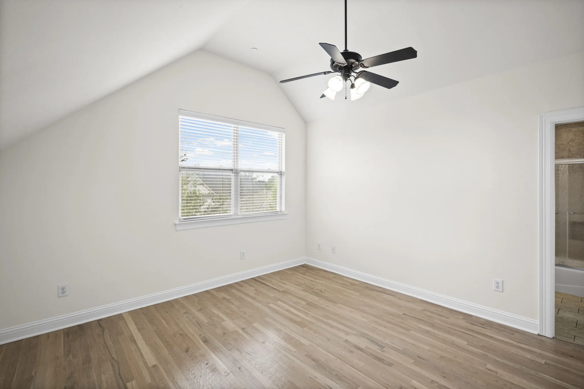 Townhouse For Rent in Dallas County , 4144 Grassmere Lane 4, University Park, Texas 75205, 4 Bedroom, 4 Bathroom, 2 Garage spaces, 2,350 Sqft, built in 2007, mls#21323738, Real Estate Agent in University Park, Homes For Rent in Dallas county, Homes For Rent in University Park, Realtor in University Park Texas, Real Estate Brokerage Independent Realty Texas, Luminita Cordes Realtor