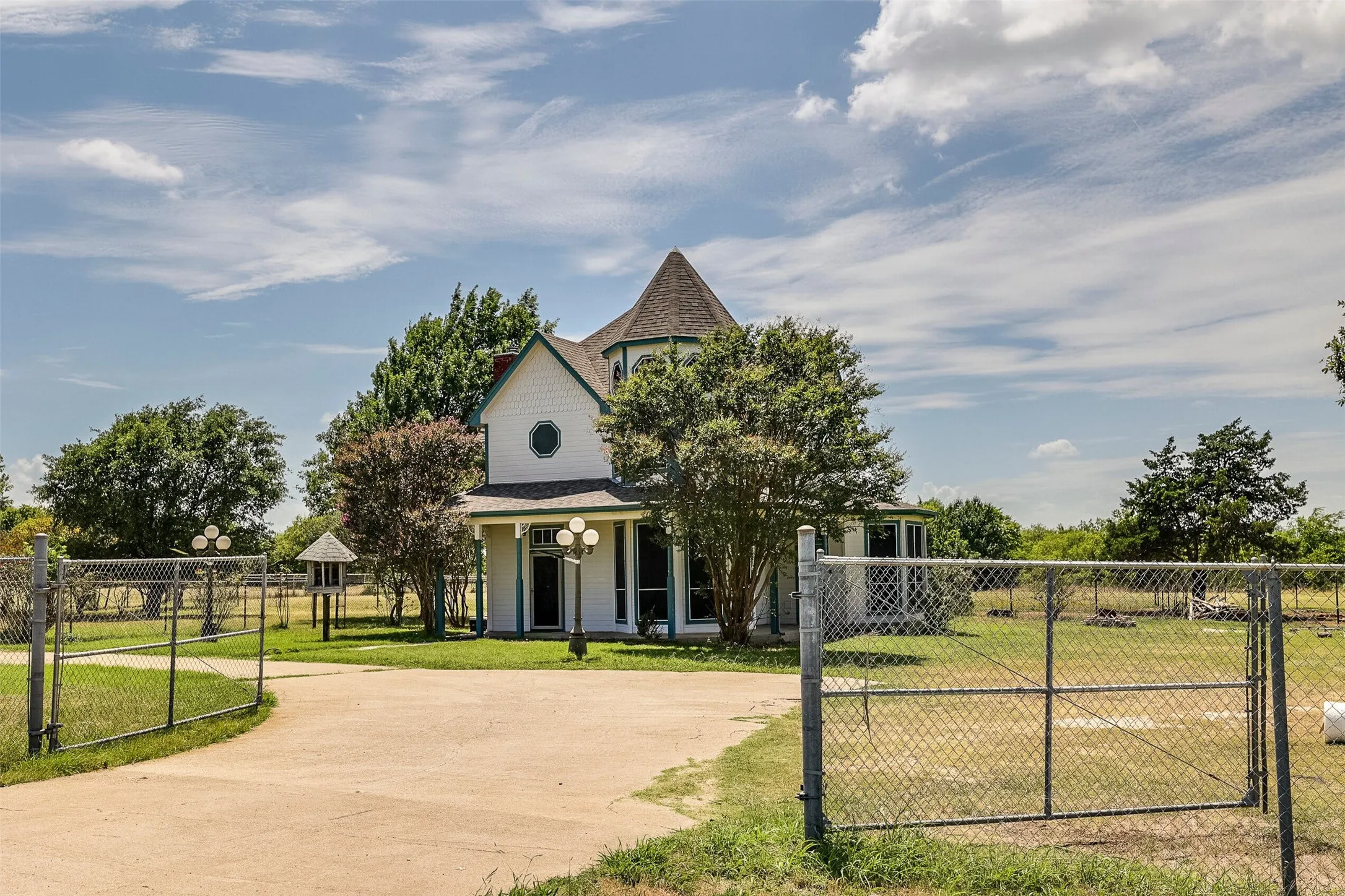 Single Family Residence For Sale in Johnson County , 6712 SUNDANCE Circle, Joshua, Texas 76058, 5 Bedroom, 3 Bathroom, Garage spaces, 2,130 Sqft, built in 1994, mls#21323648, Real Estate Agent in Joshua, Homes For Sale in Johnson county, Homes For Sale in Joshua, Realtor in Joshua Texas, Real Estate Brokerage Independent Realty Texas, Luminita Cordes Realtor