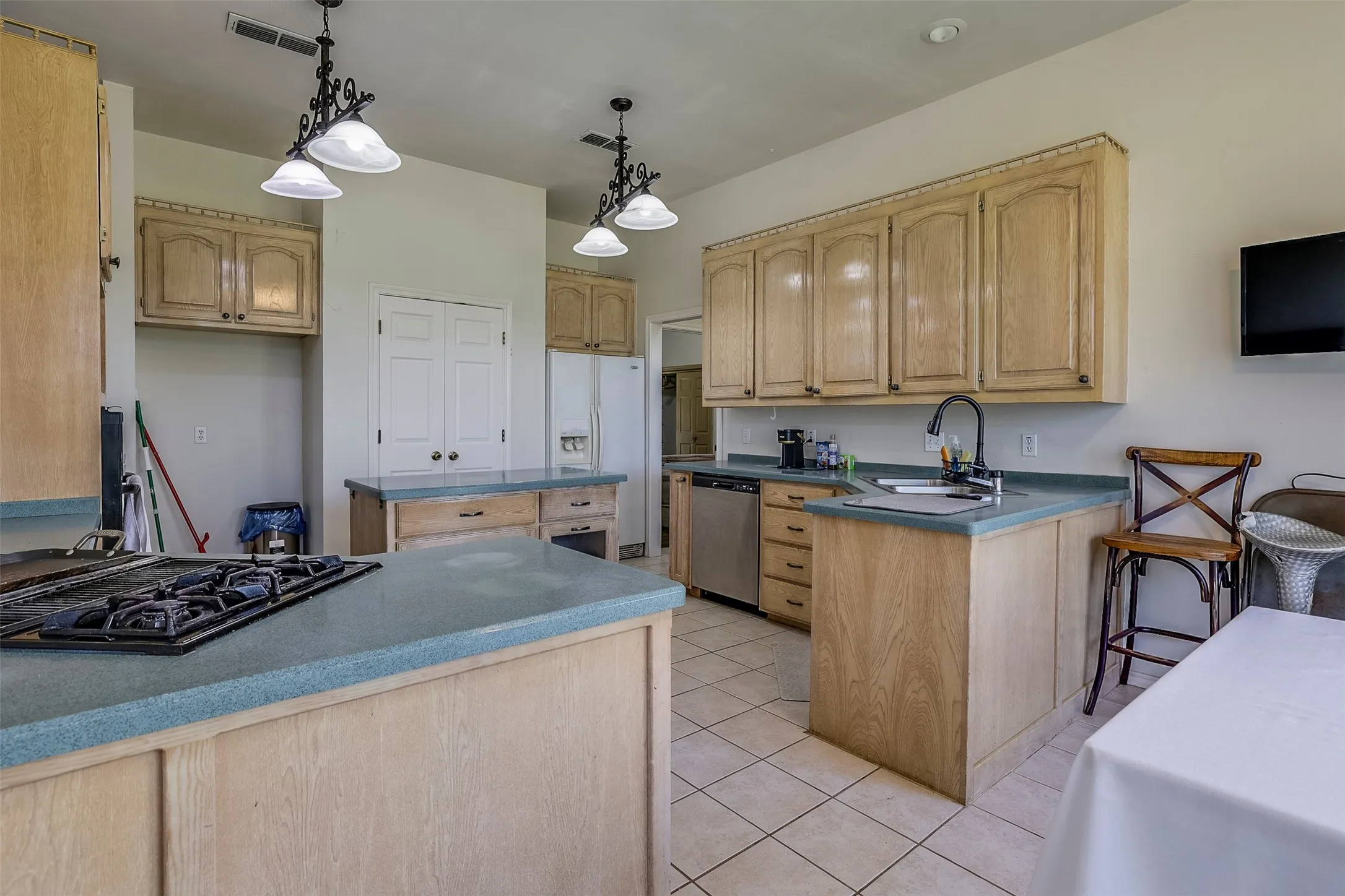 Single Family Residence For Sale in Johnson County , 6712 SUNDANCE Circle, Joshua, Texas 76058, 5 Bedroom, 3 Bathroom, Garage spaces, 2,130 Sqft, built in 1994, mls#21323648, Real Estate Agent in Joshua, Homes For Sale in Johnson county, Homes For Sale in Joshua, Realtor in Joshua Texas, Real Estate Brokerage Independent Realty Texas, Luminita Cordes Realtor