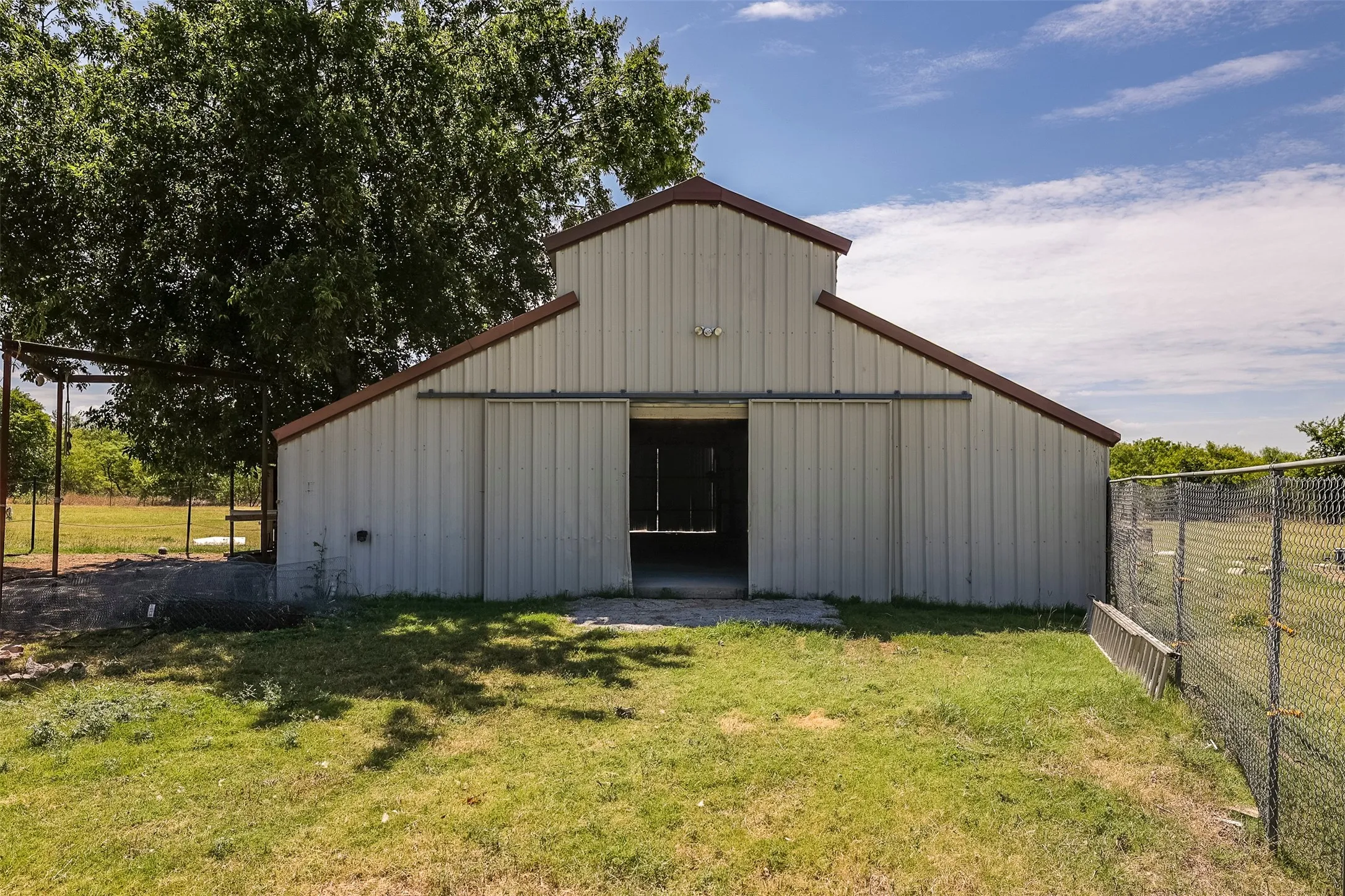 Single Family Residence For Sale in Johnson County , 6712 SUNDANCE Circle, Joshua, Texas 76058, 5 Bedroom, 3 Bathroom, Garage spaces, 2,130 Sqft, built in 1994, mls#21323648, Real Estate Agent in Joshua, Homes For Sale in Johnson county, Homes For Sale in Joshua, Realtor in Joshua Texas, Real Estate Brokerage Independent Realty Texas, Luminita Cordes Realtor
