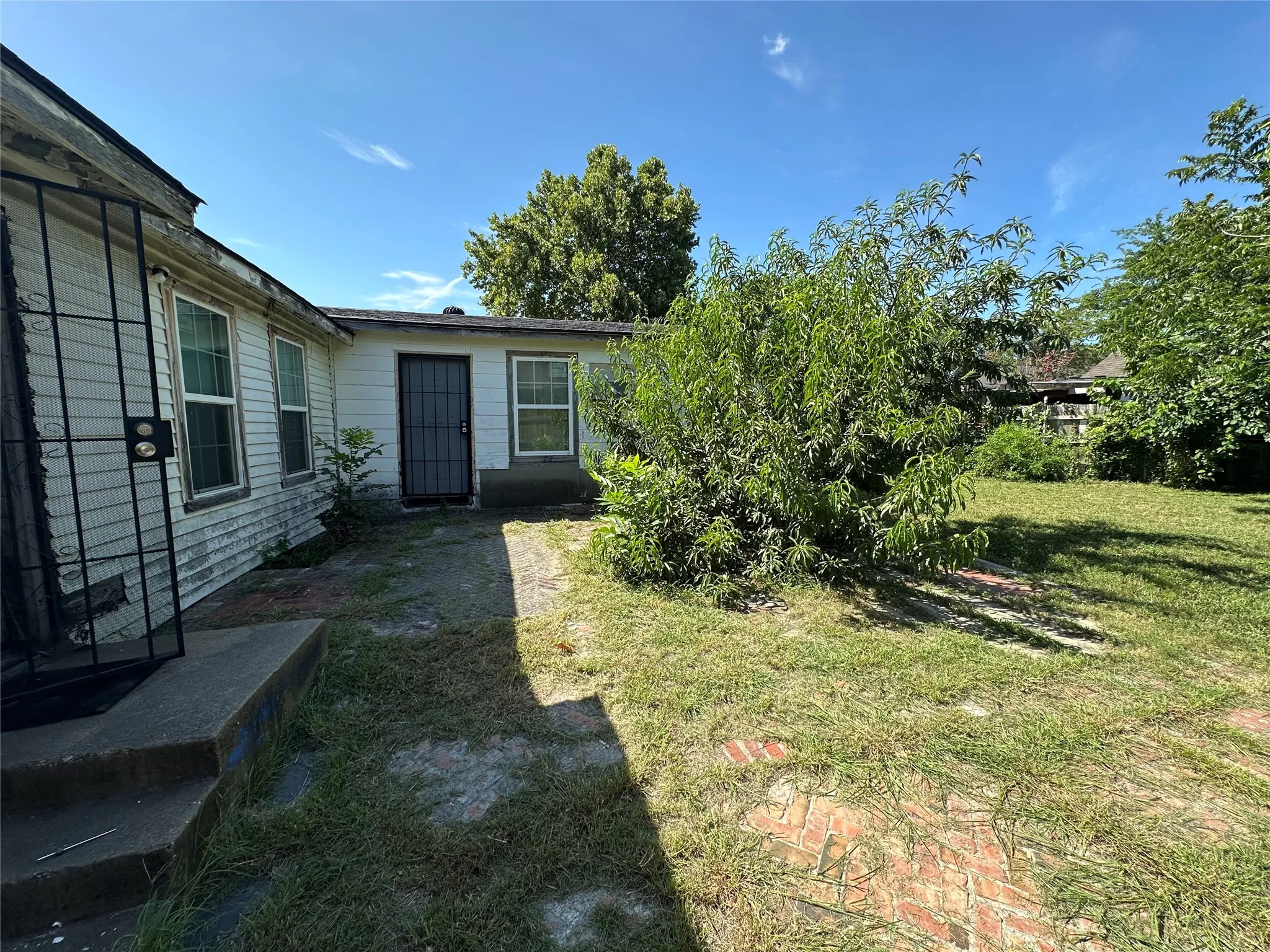 Single Family Residence For Sale in Dallas County , 3815 Alsbury Street, Dallas, Texas 75216, 3 Bedrooms, 1 Bathroom, 1 Garage spaces, 1,008 Sqft, built in 1959, Price $170,000, mls#21312999, Real Estate Agent in Dallas, Homes For Sale in Dallas county, Homes For Sale in Dallas, Realtor in Dallas Texas, Real Estate Brokerage Independent Realty Texas, Luminita Cordes Realtor