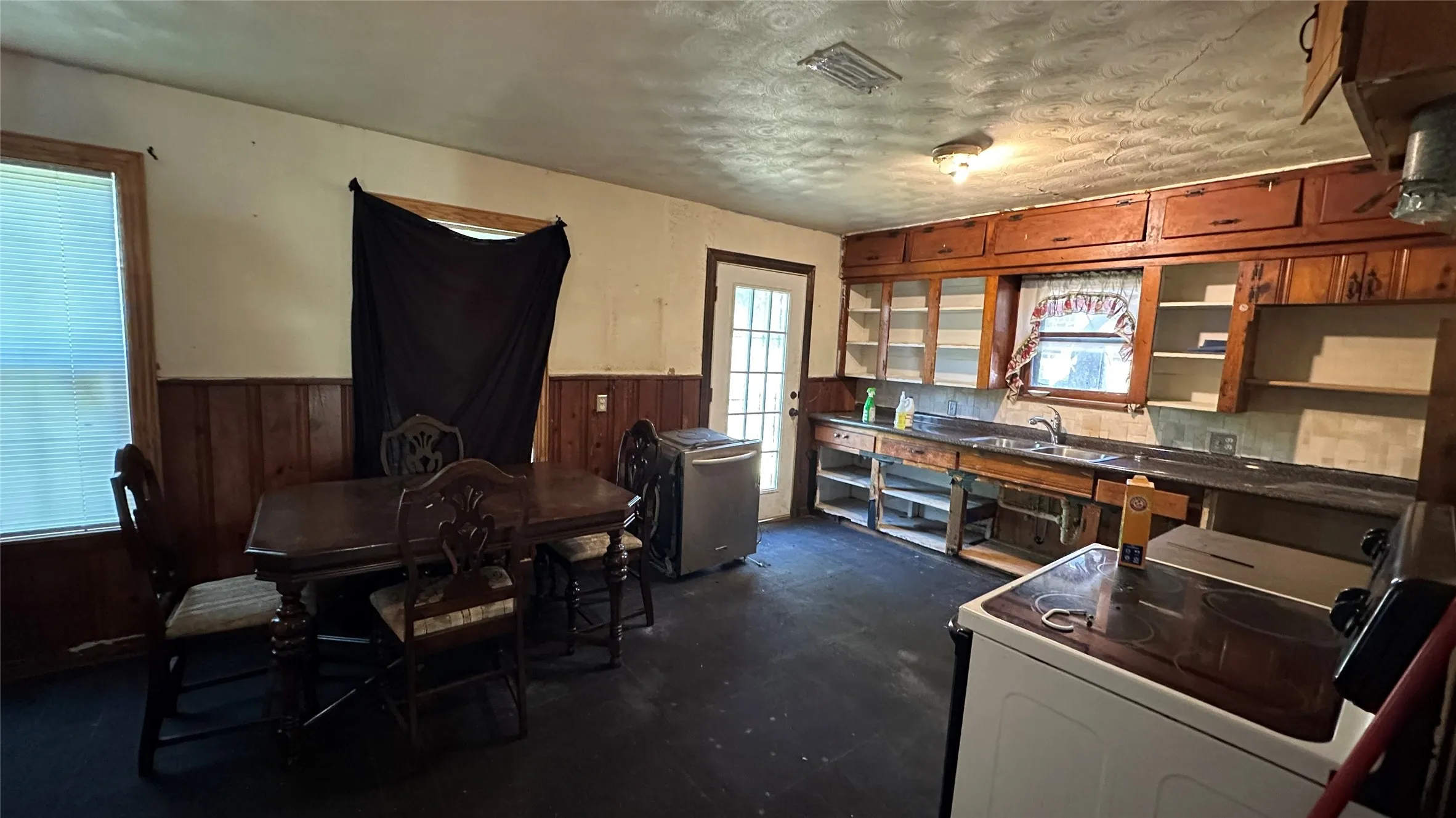 Single Family Residence For Sale in Dallas County , 3815 Alsbury Street, Dallas, Texas 75216, 3 Bedrooms, 1 Bathroom, 1 Garage spaces, 1,008 Sqft, built in 1959, Price $170,000, mls#21312999, Real Estate Agent in Dallas, Homes For Sale in Dallas county, Homes For Sale in Dallas, Realtor in Dallas Texas, Real Estate Brokerage Independent Realty Texas, Luminita Cordes Realtor