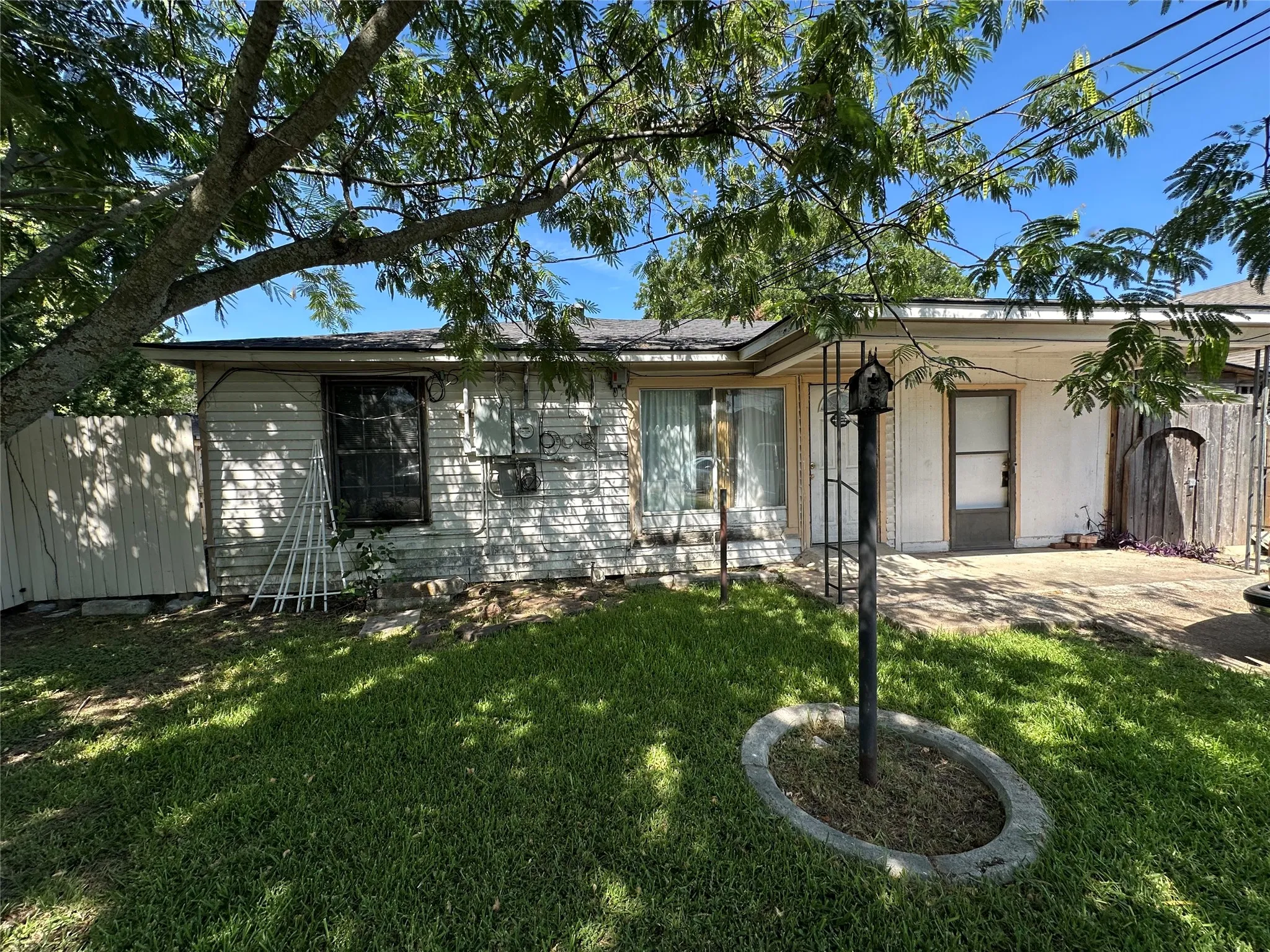 Single Family Residence For Sale in Dallas County , 3815 Alsbury Street, Dallas, Texas 75216, 3 Bedrooms, 1 Bathroom, 1 Garage spaces, 1,008 Sqft, built in 1959, Price $170,000, mls#21312999, Real Estate Agent in Dallas, Homes For Sale in Dallas county, Homes For Sale in Dallas, Realtor in Dallas Texas, Real Estate Brokerage Independent Realty Texas, Luminita Cordes Realtor