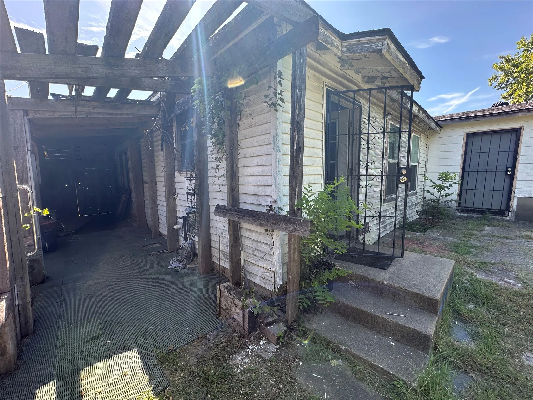 Single Family Residence For Sale in Dallas County , 3815 Alsbury Street, Dallas, Texas 75216, 3 Bedrooms, 1 Bathroom, 1 Garage spaces, 1,008 Sqft, built in 1959, Price $170,000, mls#21312999, Real Estate Agent in Dallas, Homes For Sale in Dallas county, Homes For Sale in Dallas, Realtor in Dallas Texas, Real Estate Brokerage Independent Realty Texas, Luminita Cordes Realtor
