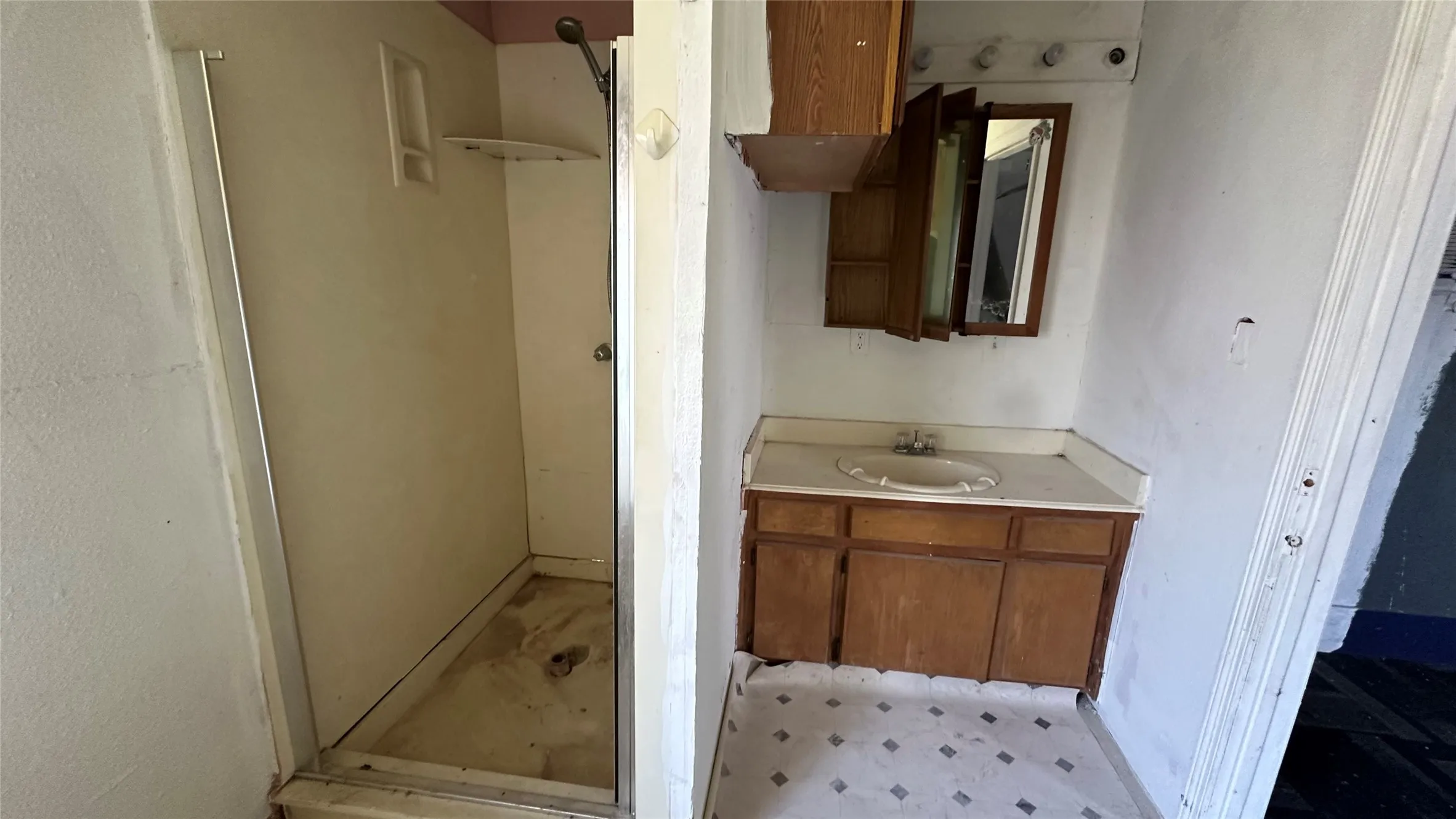 Single Family Residence For Sale in Dallas County , 3815 Alsbury Street, Dallas, Texas 75216, 3 Bedrooms, 1 Bathroom, 1 Garage spaces, 1,008 Sqft, built in 1959, Price $170,000, mls#21312999, Real Estate Agent in Dallas, Homes For Sale in Dallas county, Homes For Sale in Dallas, Realtor in Dallas Texas, Real Estate Brokerage Independent Realty Texas, Luminita Cordes Realtor