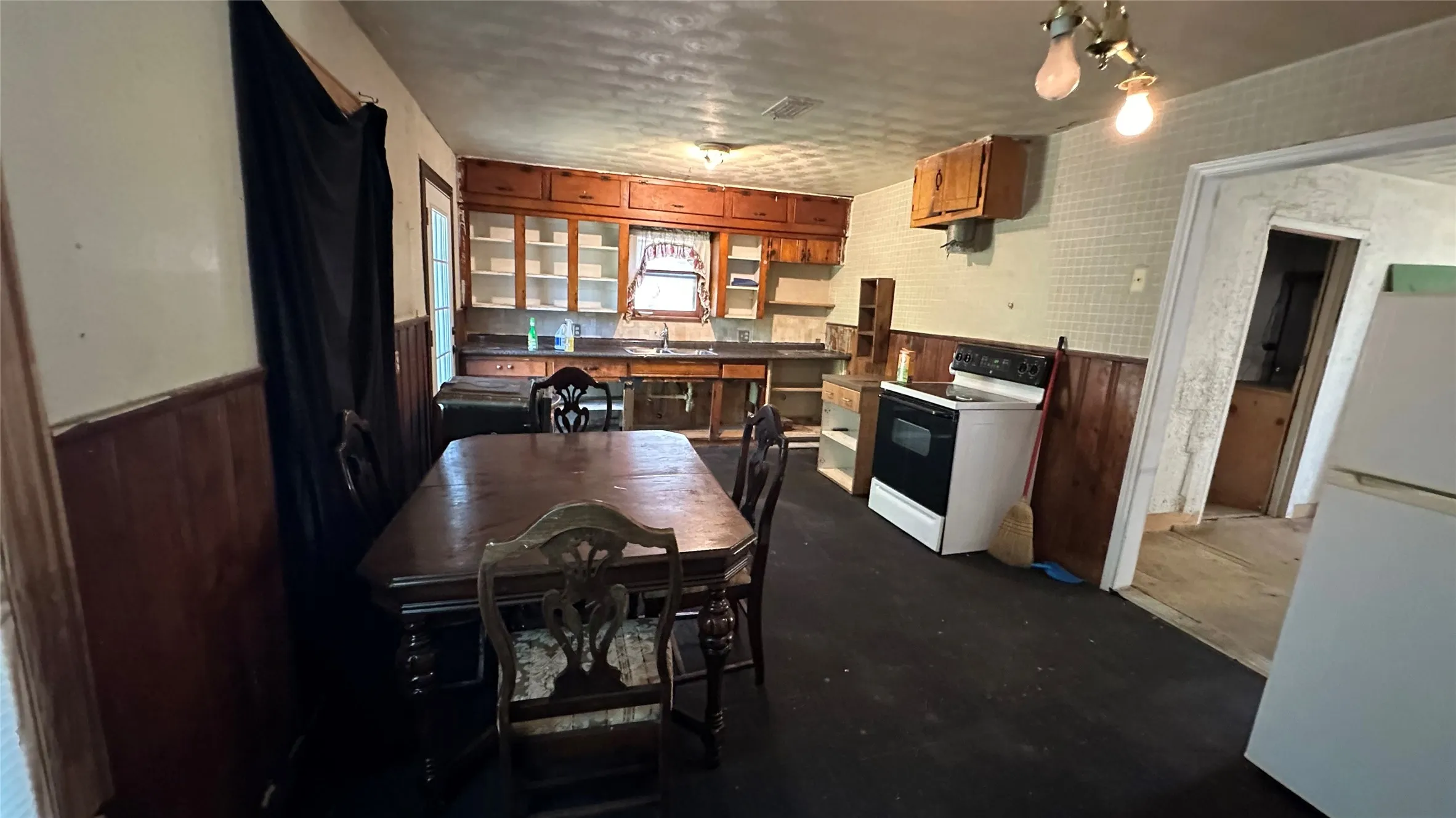Single Family Residence For Sale in Dallas County , 3815 Alsbury Street, Dallas, Texas 75216, 3 Bedrooms, 1 Bathroom, 1 Garage spaces, 1,008 Sqft, built in 1959, Price $170,000, mls#21312999, Real Estate Agent in Dallas, Homes For Sale in Dallas county, Homes For Sale in Dallas, Realtor in Dallas Texas, Real Estate Brokerage Independent Realty Texas, Luminita Cordes Realtor