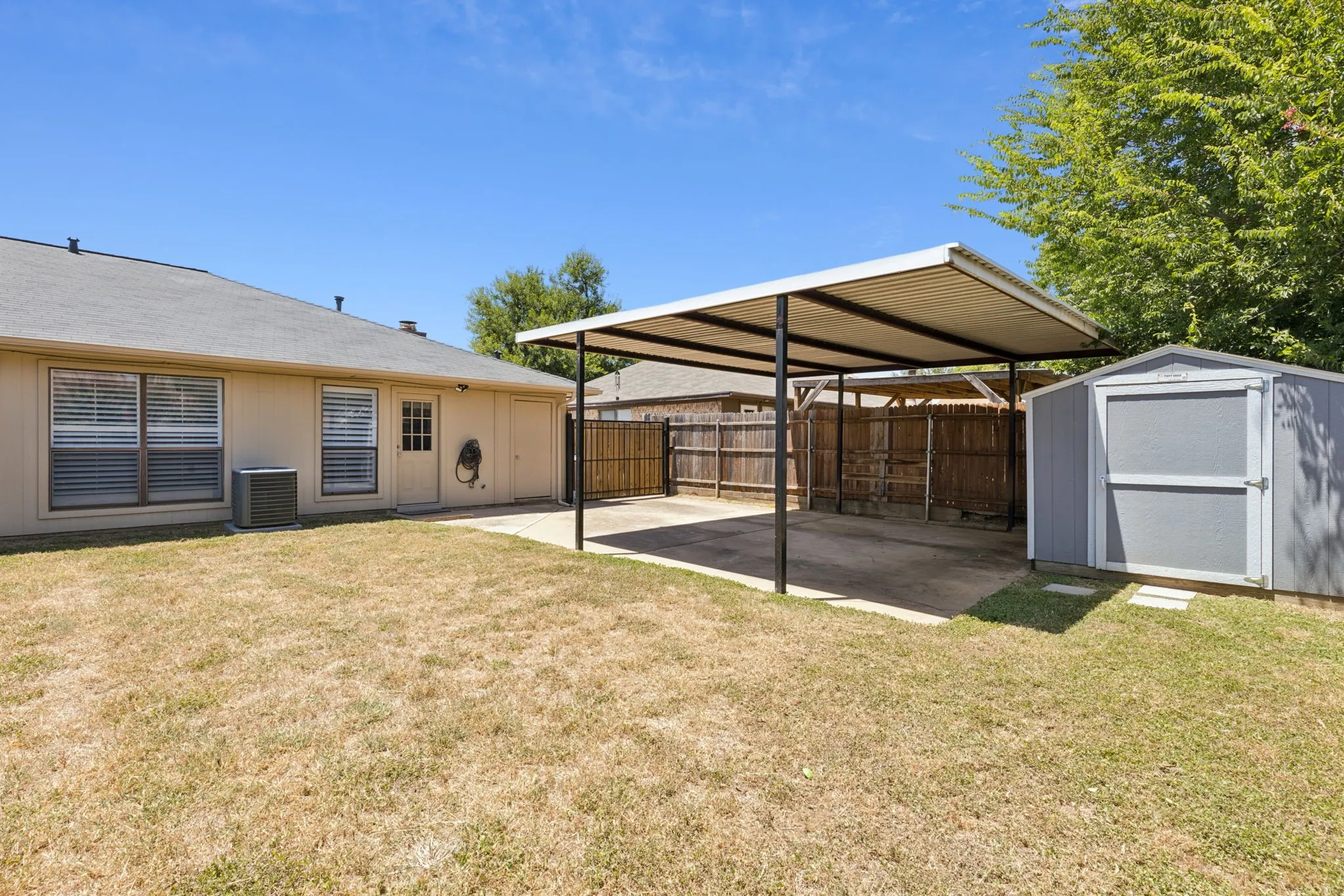 Single Family Residence For Sale in Tarrant County , 3002 Hilltop Drive, Euless, Texas 76039, 2 Bedroom, 1 Bathroom, Garage spaces, 1,044 Sqft, built in 1983, mls#21321492, Real Estate Agent in Euless, Homes For Sale in Tarrant county, Homes For Sale in Euless, Realtor in Euless Texas, Real Estate Brokerage Independent Realty Texas, Luminita Cordes Realtor