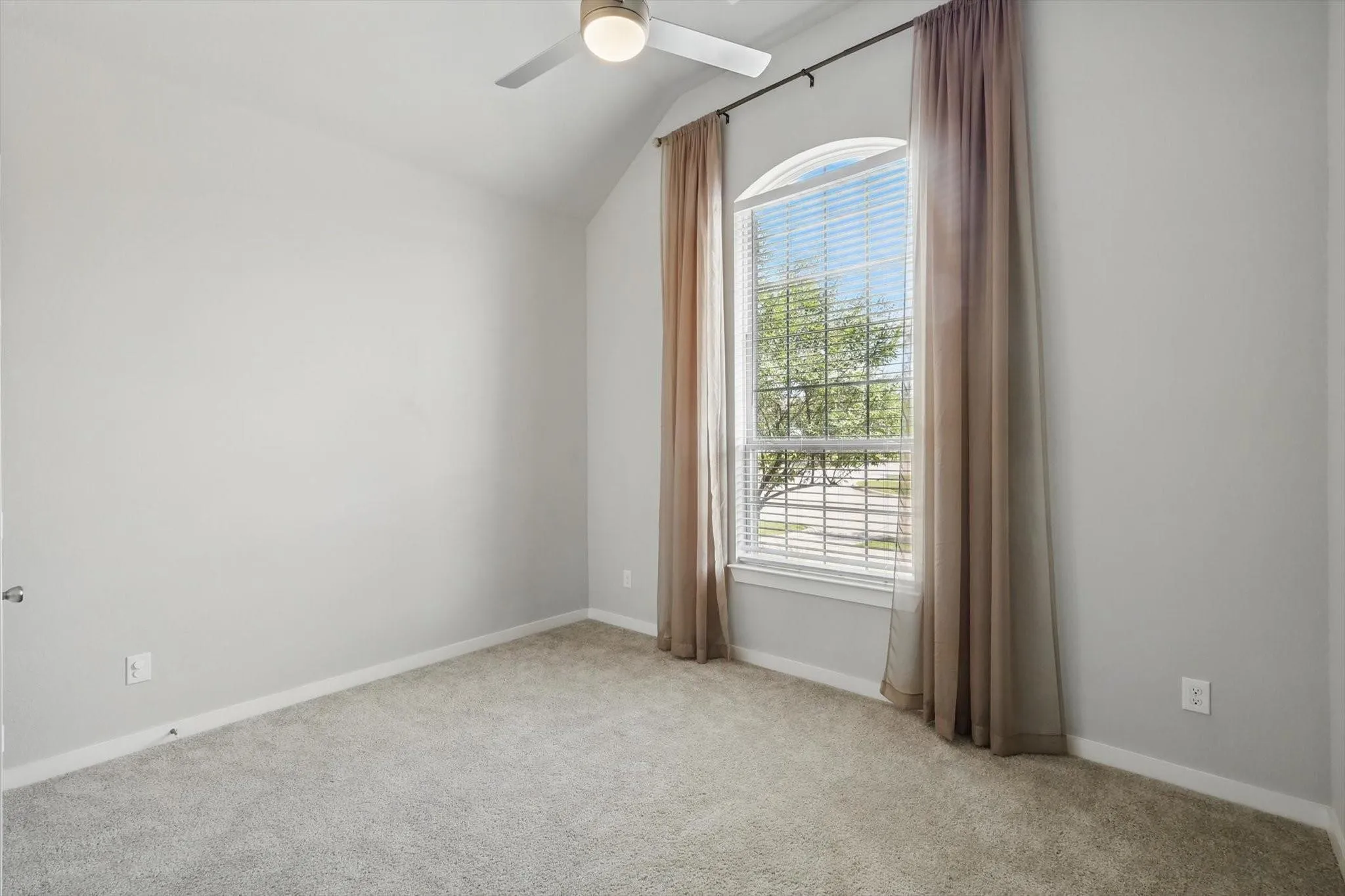 Single Family Residence For Rent in Denton County , 1100 Parkstone Drive, Little Elm, Texas 76227, 4 Bedroom, 3 Bathroom, 2 Garage spaces, 2,253 Sqft, built in 2019, mls#21323046, Real Estate Agent in Little Elm, Homes For Rent in Denton county, Homes For Rent in Little Elm, Realtor in Little Elm Texas, Real Estate Brokerage Independent Realty Texas, Luminita Cordes Realtor