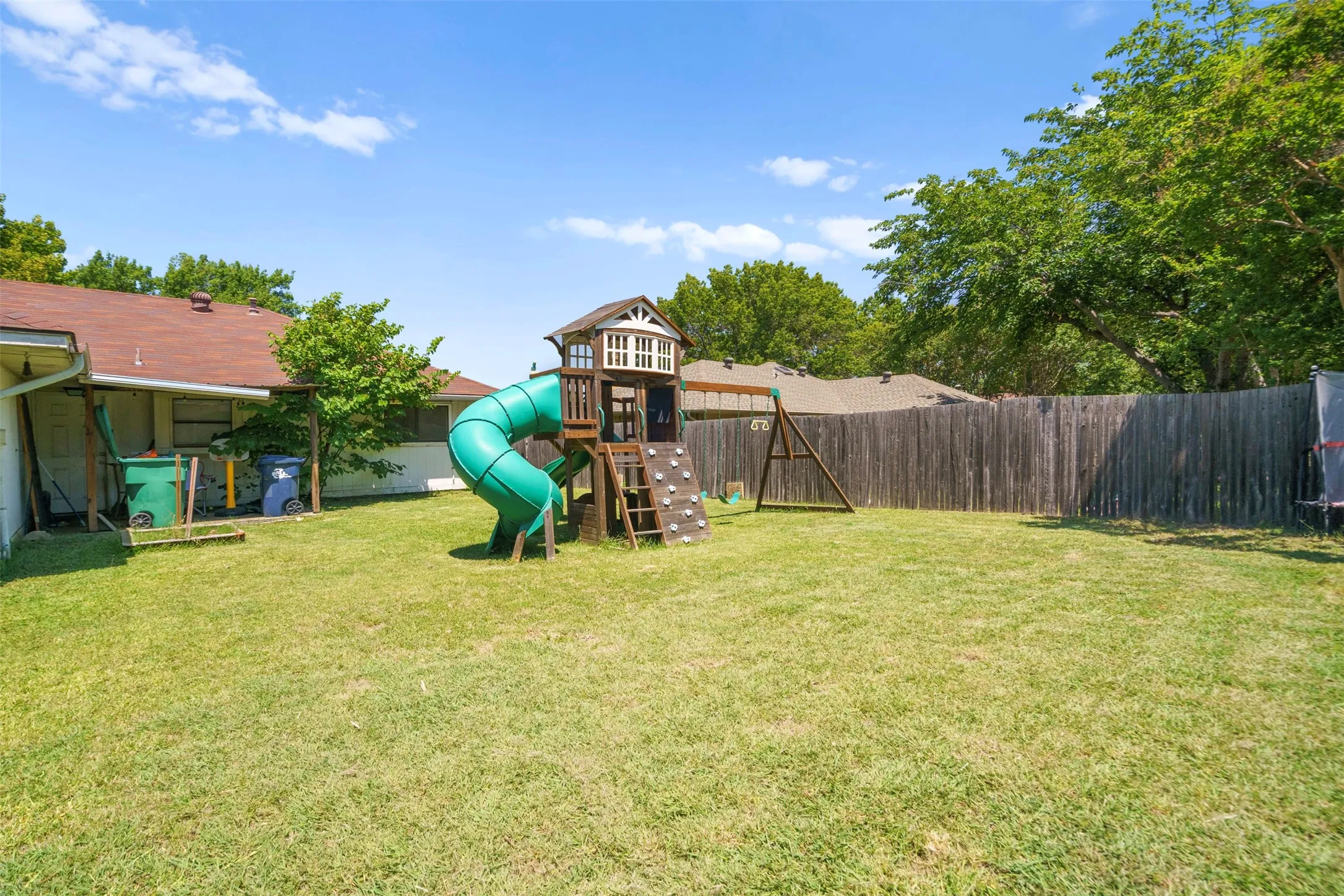 Single Family Residence For Sale in Denton County , 2101 Camellia Street, Denton, Texas 76205, 3 Bedroom, 2 Bathroom, Garage spaces, 1,309 Sqft, built in 1984, mls#21317338, Real Estate Agent in Denton, Homes For Sale in Denton county, Homes For Sale in Denton, Realtor in Denton Texas, Real Estate Brokerage Independent Realty Texas, Luminita Cordes Realtor