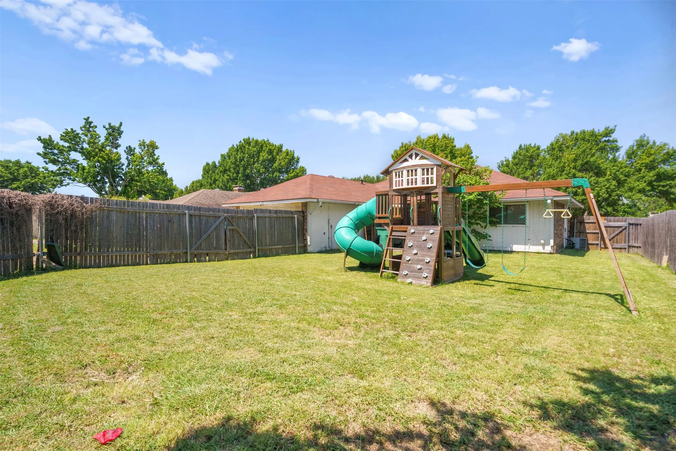 Single Family Residence For Sale in Denton County , 2101 Camellia Street, Denton, Texas 76205, 3 Bedroom, 2 Bathroom, Garage spaces, 1,309 Sqft, built in 1984, mls#21317338, Real Estate Agent in Denton, Homes For Sale in Denton county, Homes For Sale in Denton, Realtor in Denton Texas, Real Estate Brokerage Independent Realty Texas, Luminita Cordes Realtor