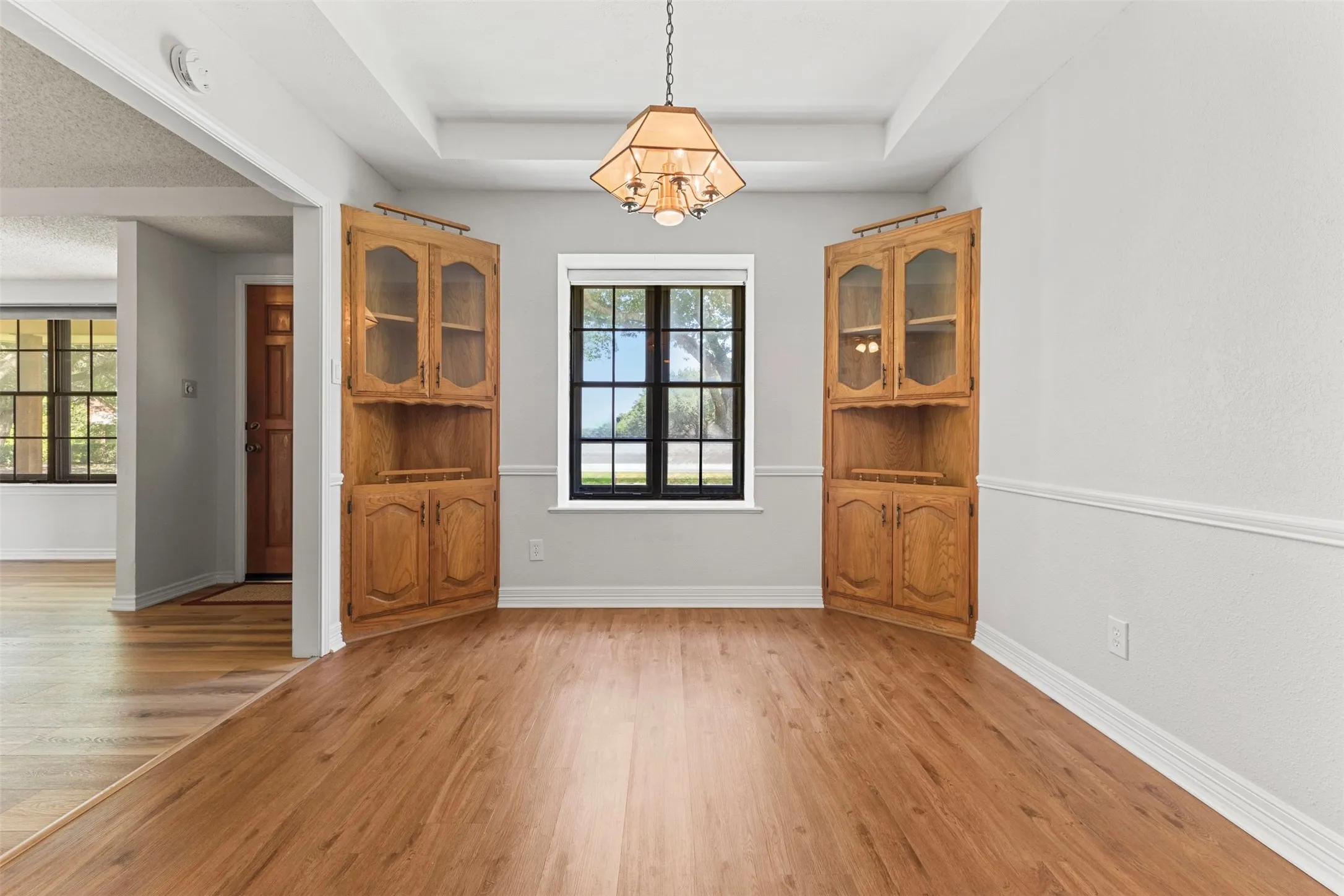 Single Family Residence For Sale in Ellis County , 740 Squire Place, Red Oak, Texas 75154, 3 Bedroom, 2 Bathroom, 2 Garage spaces, 1,625 Sqft, built in 1983, mls#21323825, Real Estate Agent in Red Oak, Homes For Sale in Ellis county, Homes For Sale in Red Oak, Realtor in Red Oak Texas, Real Estate Brokerage Independent Realty Texas, Luminita Cordes Realtor