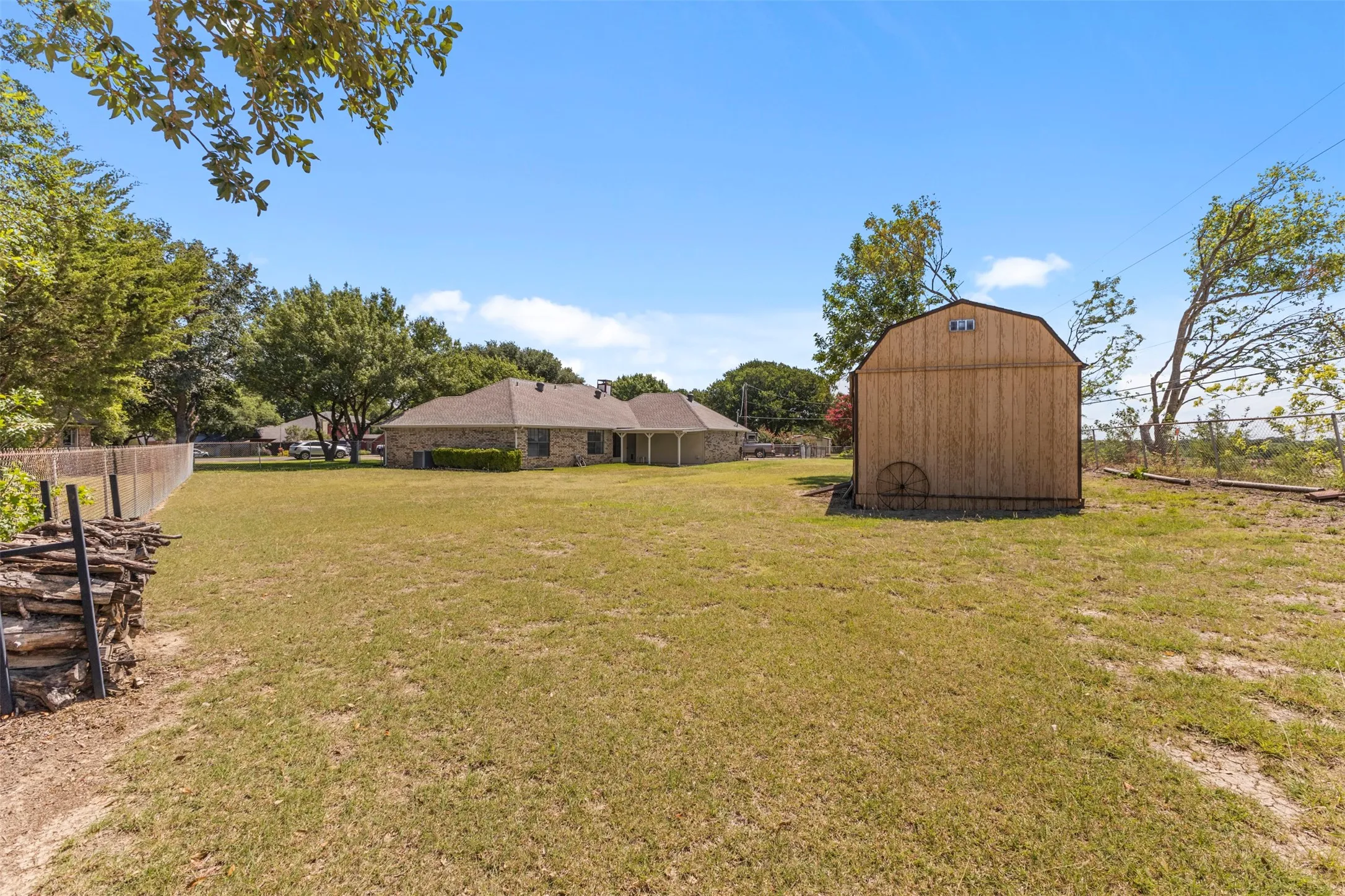 Single Family Residence For Sale in Ellis County , 740 Squire Place, Red Oak, Texas 75154, 3 Bedroom, 2 Bathroom, 2 Garage spaces, 1,625 Sqft, built in 1983, mls#21323825, Real Estate Agent in Red Oak, Homes For Sale in Ellis county, Homes For Sale in Red Oak, Realtor in Red Oak Texas, Real Estate Brokerage Independent Realty Texas, Luminita Cordes Realtor