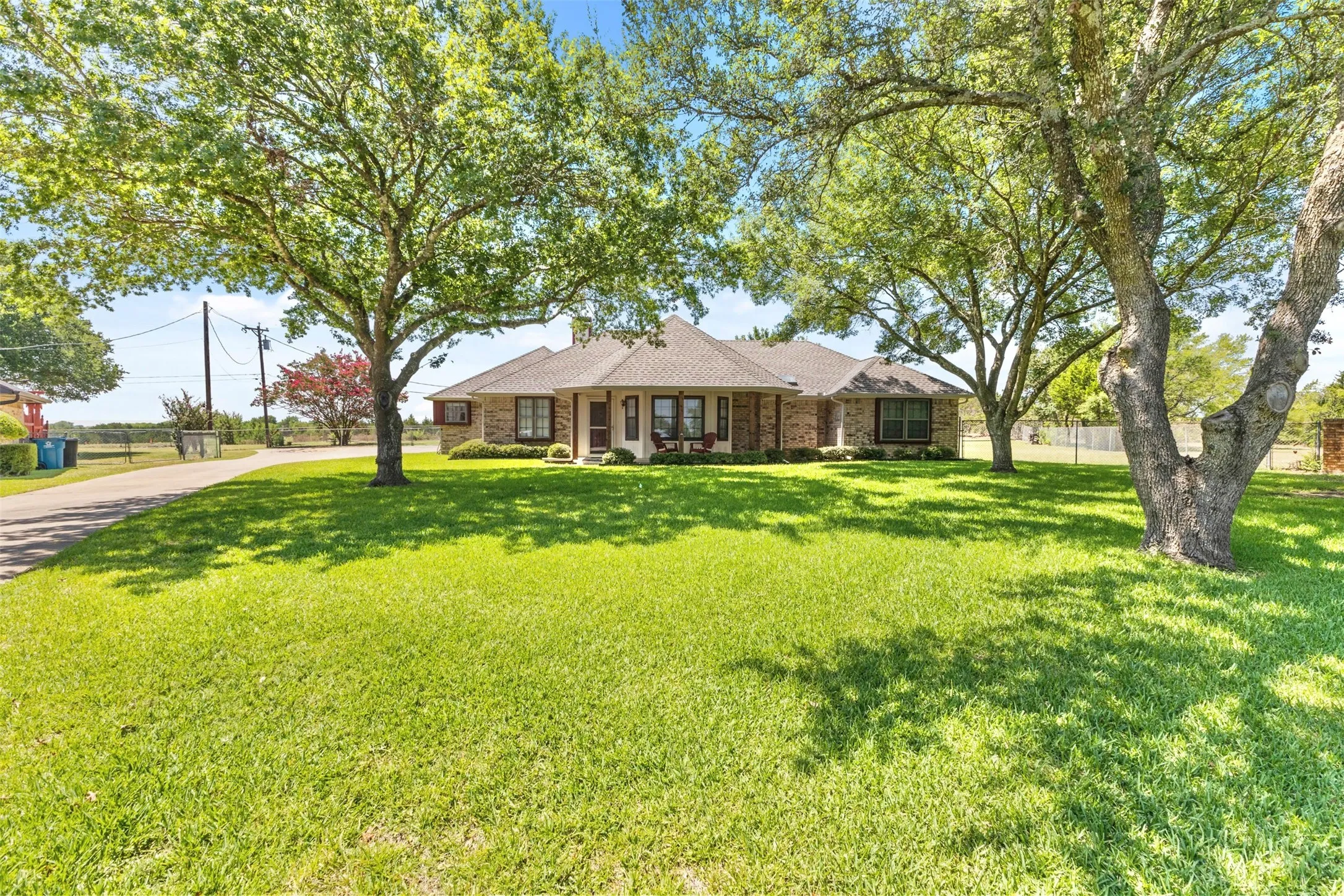 Single Family Residence For Sale in Ellis County , 740 Squire Place, Red Oak, Texas 75154, 3 Bedroom, 2 Bathroom, 2 Garage spaces, 1,625 Sqft, built in 1983, mls#21323825, Real Estate Agent in Red Oak, Homes For Sale in Ellis county, Homes For Sale in Red Oak, Realtor in Red Oak Texas, Real Estate Brokerage Independent Realty Texas, Luminita Cordes Realtor