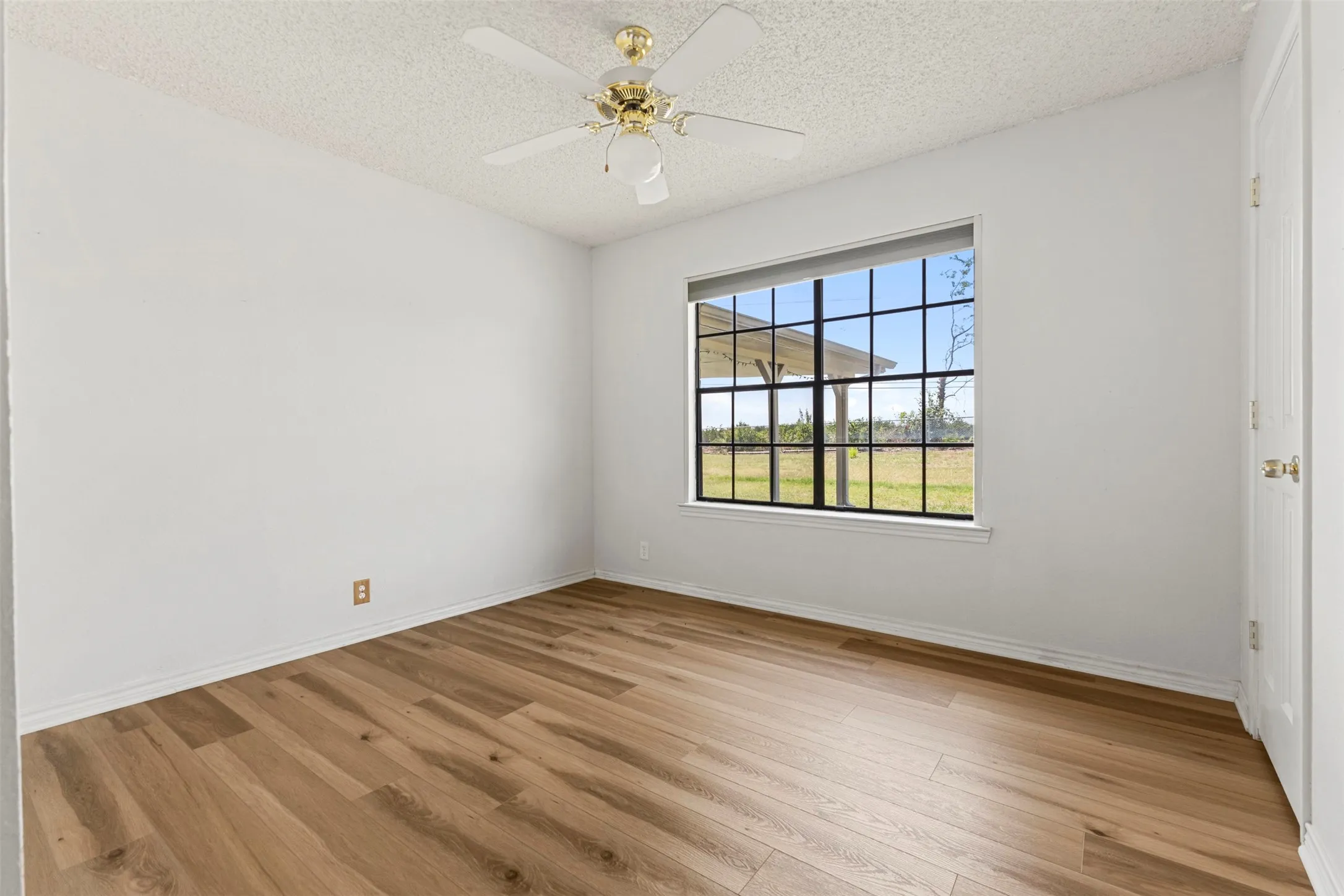 Single Family Residence For Sale in Ellis County , 740 Squire Place, Red Oak, Texas 75154, 3 Bedroom, 2 Bathroom, 2 Garage spaces, 1,625 Sqft, built in 1983, mls#21323825, Real Estate Agent in Red Oak, Homes For Sale in Ellis county, Homes For Sale in Red Oak, Realtor in Red Oak Texas, Real Estate Brokerage Independent Realty Texas, Luminita Cordes Realtor
