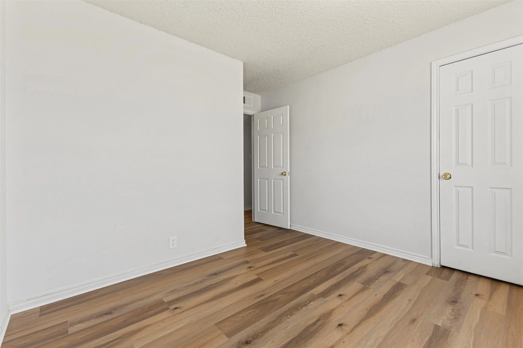 Single Family Residence For Sale in Ellis County , 740 Squire Place, Red Oak, Texas 75154, 3 Bedroom, 2 Bathroom, 2 Garage spaces, 1,625 Sqft, built in 1983, mls#21323825, Real Estate Agent in Red Oak, Homes For Sale in Ellis county, Homes For Sale in Red Oak, Realtor in Red Oak Texas, Real Estate Brokerage Independent Realty Texas, Luminita Cordes Realtor