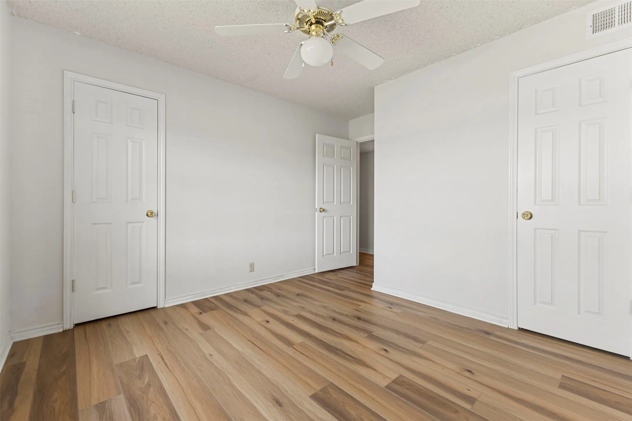 Single Family Residence For Sale in Ellis County , 740 Squire Place, Red Oak, Texas 75154, 3 Bedroom, 2 Bathroom, 2 Garage spaces, 1,625 Sqft, built in 1983, mls#21323825, Real Estate Agent in Red Oak, Homes For Sale in Ellis county, Homes For Sale in Red Oak, Realtor in Red Oak Texas, Real Estate Brokerage Independent Realty Texas, Luminita Cordes Realtor