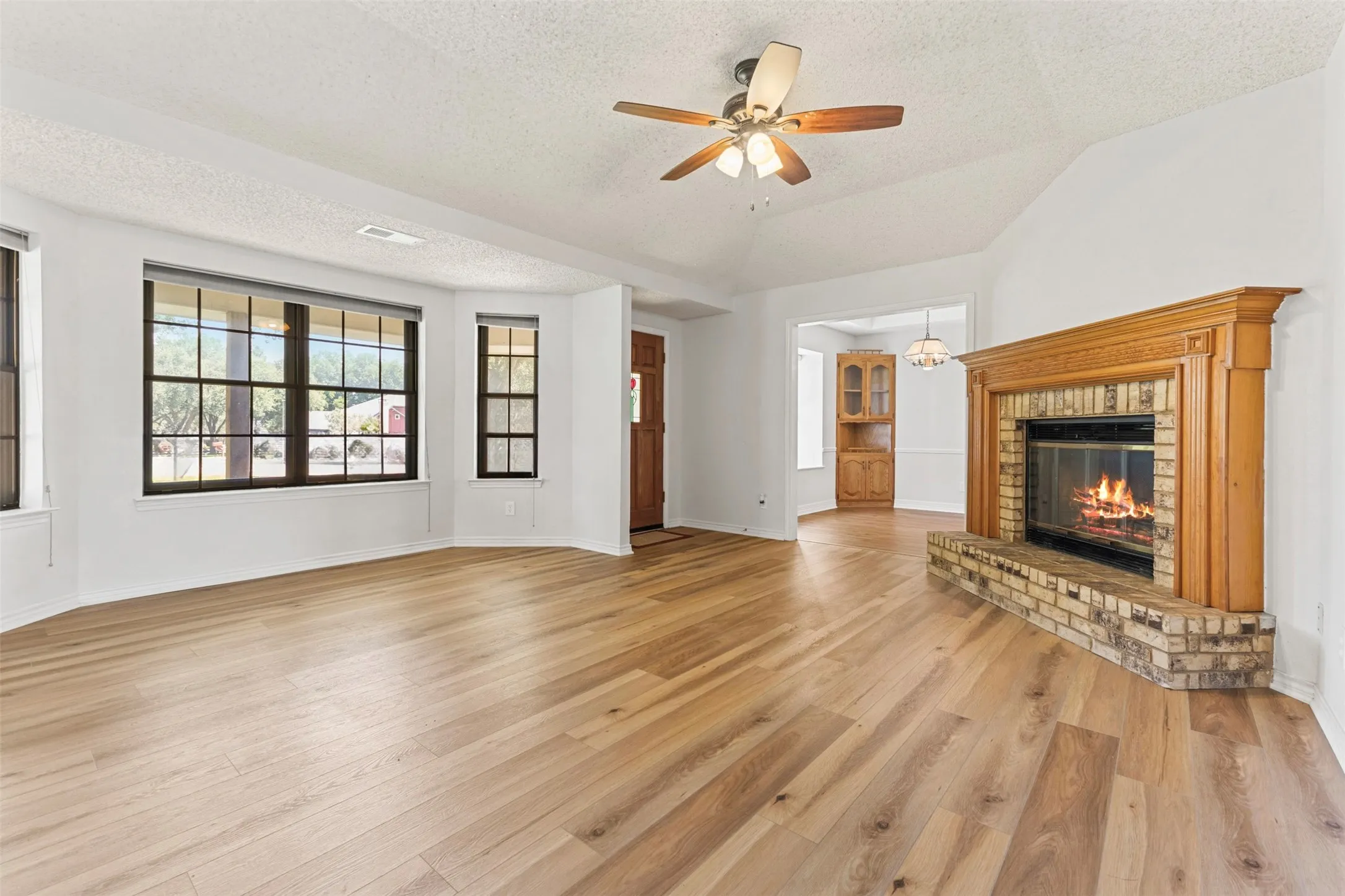 Single Family Residence For Sale in Ellis County , 740 Squire Place, Red Oak, Texas 75154, 3 Bedroom, 2 Bathroom, 2 Garage spaces, 1,625 Sqft, built in 1983, mls#21323825, Real Estate Agent in Red Oak, Homes For Sale in Ellis county, Homes For Sale in Red Oak, Realtor in Red Oak Texas, Real Estate Brokerage Independent Realty Texas, Luminita Cordes Realtor