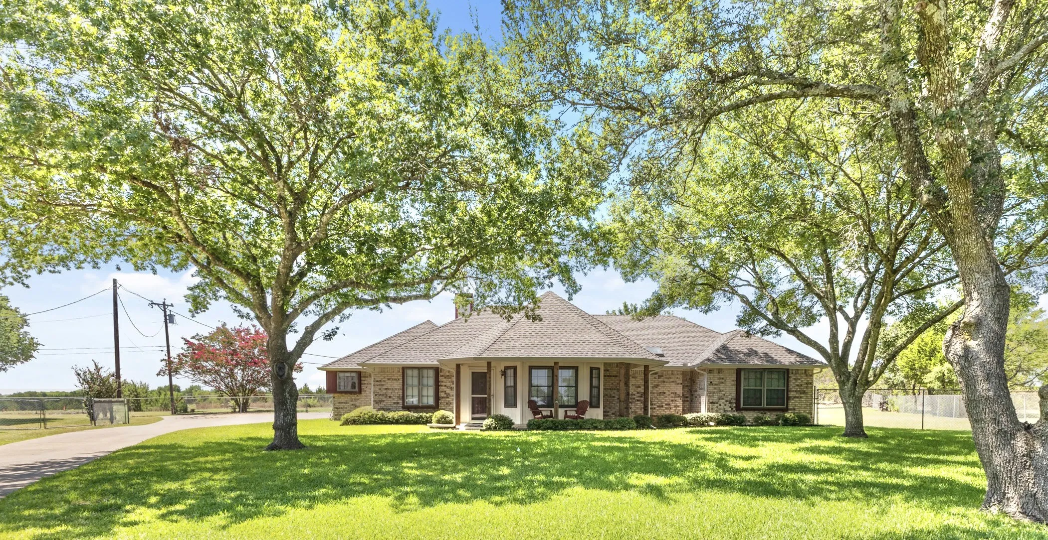 Single Family Residence For Sale in Ellis County , 740 Squire Place, Red Oak, Texas 75154, 3 Bedroom, 2 Bathroom, 2 Garage spaces, 1,625 Sqft, built in 1983, mls#21323825, Real Estate Agent in Red Oak, Homes For Sale in Ellis county, Homes For Sale in Red Oak, Realtor in Red Oak Texas, Real Estate Brokerage Independent Realty Texas, Luminita Cordes Realtor