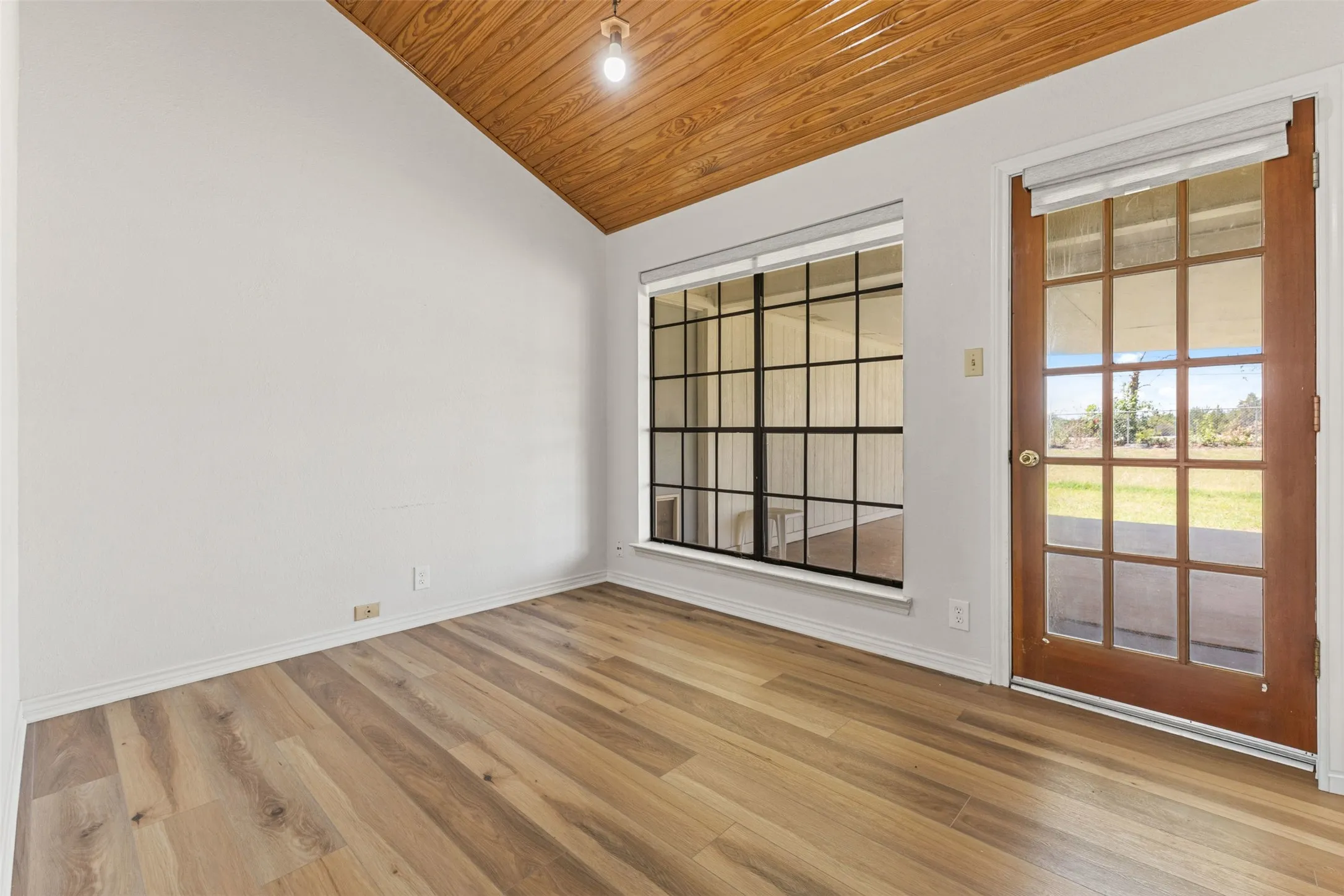 Single Family Residence For Sale in Ellis County , 740 Squire Place, Red Oak, Texas 75154, 3 Bedroom, 2 Bathroom, 2 Garage spaces, 1,625 Sqft, built in 1983, mls#21323825, Real Estate Agent in Red Oak, Homes For Sale in Ellis county, Homes For Sale in Red Oak, Realtor in Red Oak Texas, Real Estate Brokerage Independent Realty Texas, Luminita Cordes Realtor