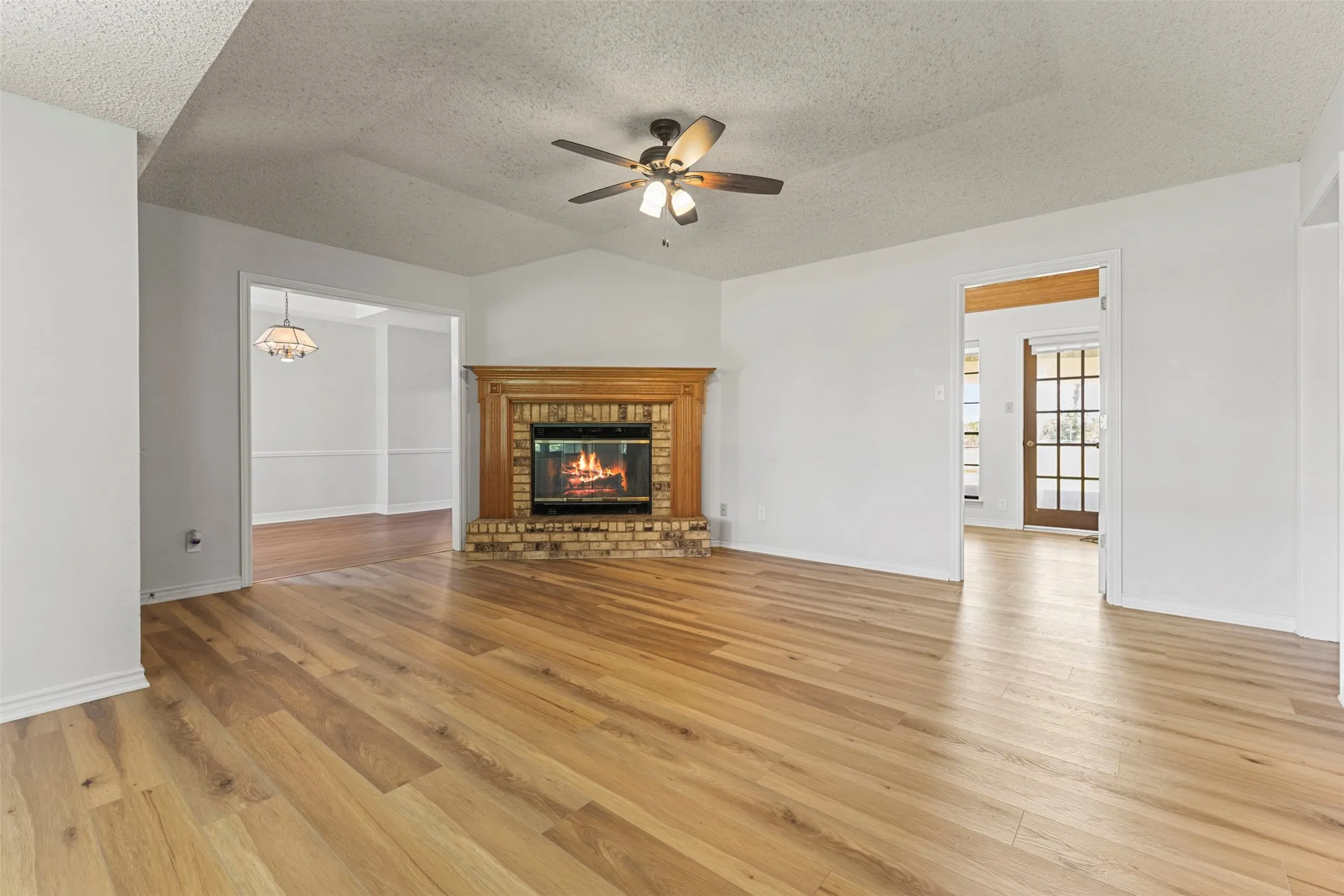 Single Family Residence For Sale in Ellis County , 740 Squire Place, Red Oak, Texas 75154, 3 Bedroom, 2 Bathroom, 2 Garage spaces, 1,625 Sqft, built in 1983, mls#21323825, Real Estate Agent in Red Oak, Homes For Sale in Ellis county, Homes For Sale in Red Oak, Realtor in Red Oak Texas, Real Estate Brokerage Independent Realty Texas, Luminita Cordes Realtor